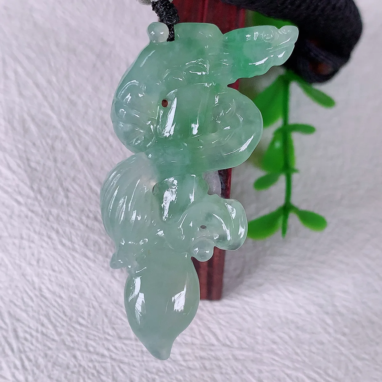 自然光实拍，冰种飘花翡翠龙吊坠，种老水足，雕工精湛 ，寓意美好，佩戴时尚出众！#01.19