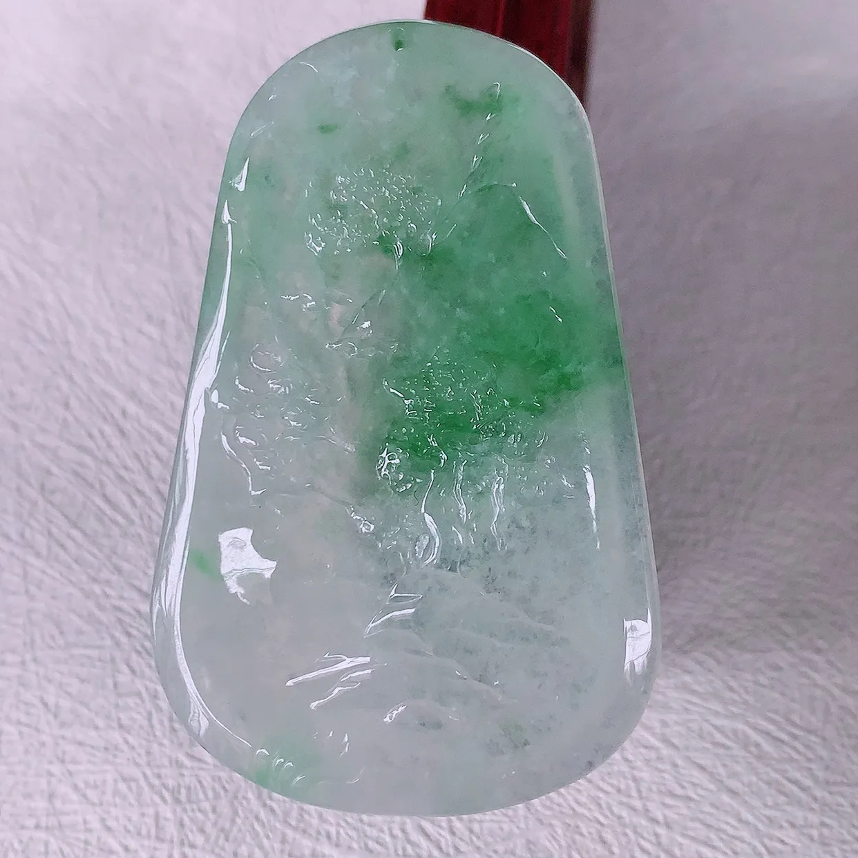 自然光实拍，冰种飘绿翡翠山水牌吊坠，寓意“常青、背靠大山、水（财）长流、平安之意”生机盎然的翠意，一眼既心醉，雕工精致，佩戴效果优雅迷人！#42.19