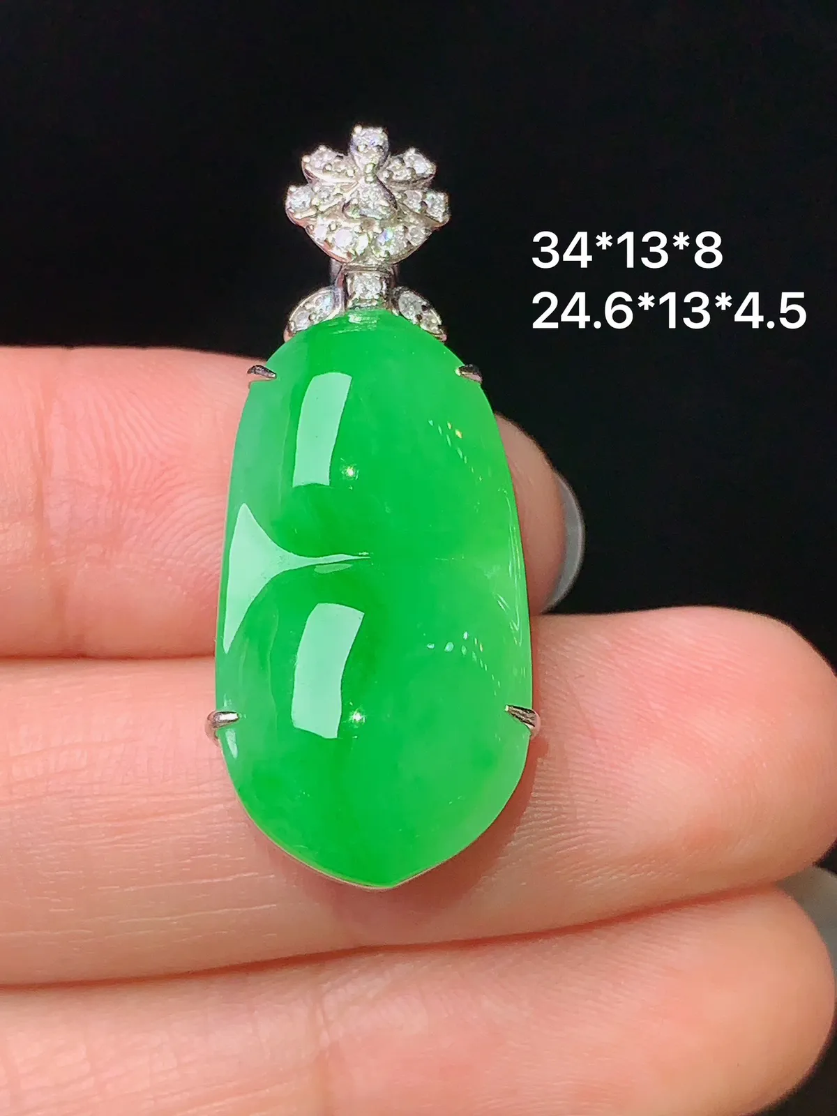 18k金钻镶嵌翠绿四季豆吊坠 玉质细腻 色泽艳丽  整体尺寸34*13*8