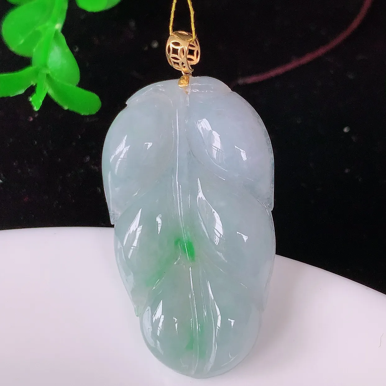 18K金镶嵌冰春带彩翡翠叶子吊坠 ，种水足，色泽清新，工艺精湛，叶子寓意美好；金枝玉叶，事业有成。#35.19