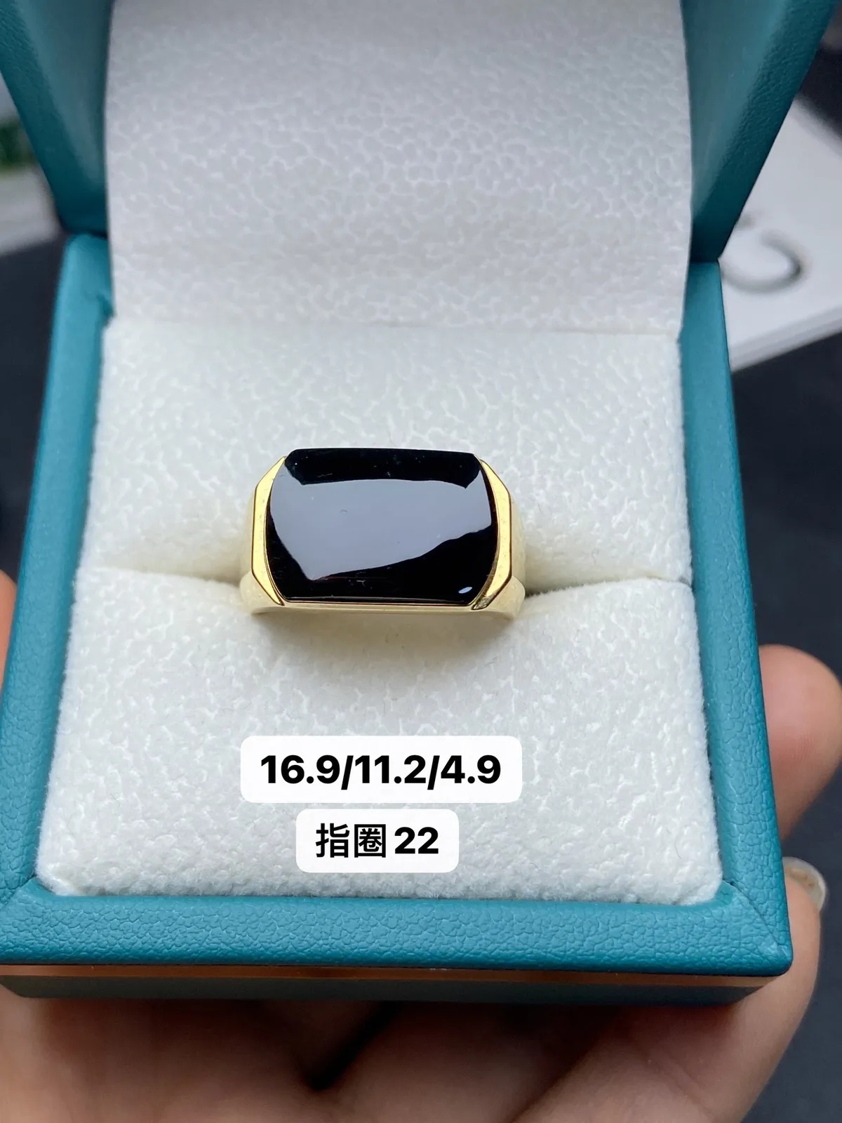 【墨翠戒指】
18k黄金镶嵌 黑度好 灯打通透  品相饱满大气 尺寸16.9