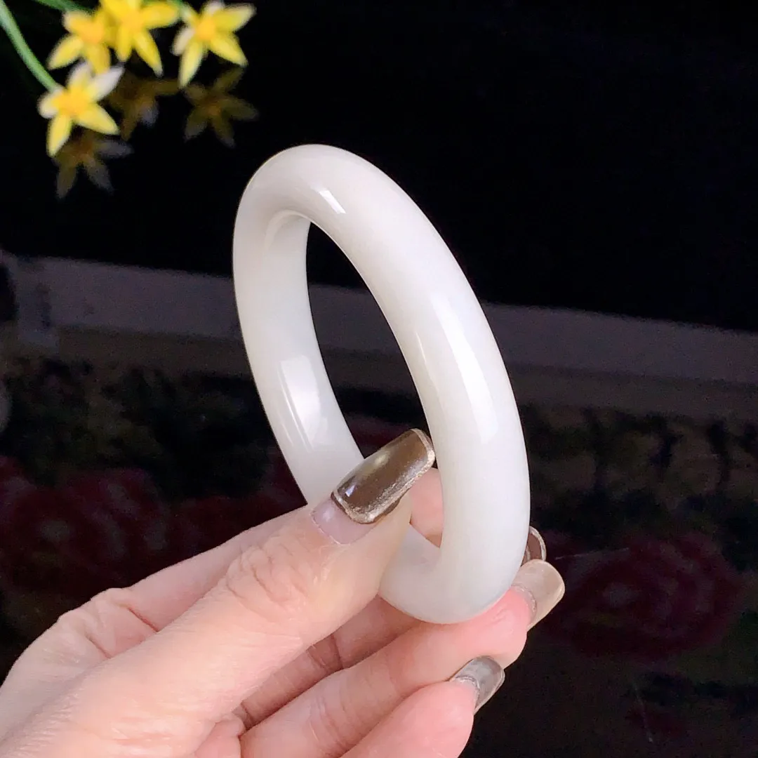 和田玉58圈口羊脂白手镯！玉质细腻油润 底色纯净无裂无杂 脂粉好，品质高