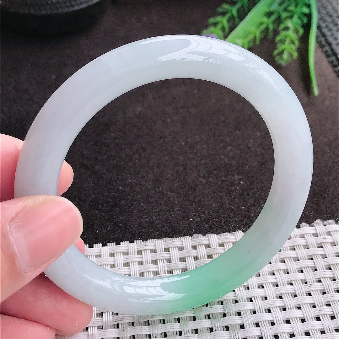 实拍A货翡翠56/9.7老坑冰胶水灵飘绿圆条种手镯翡翠玉镯女款