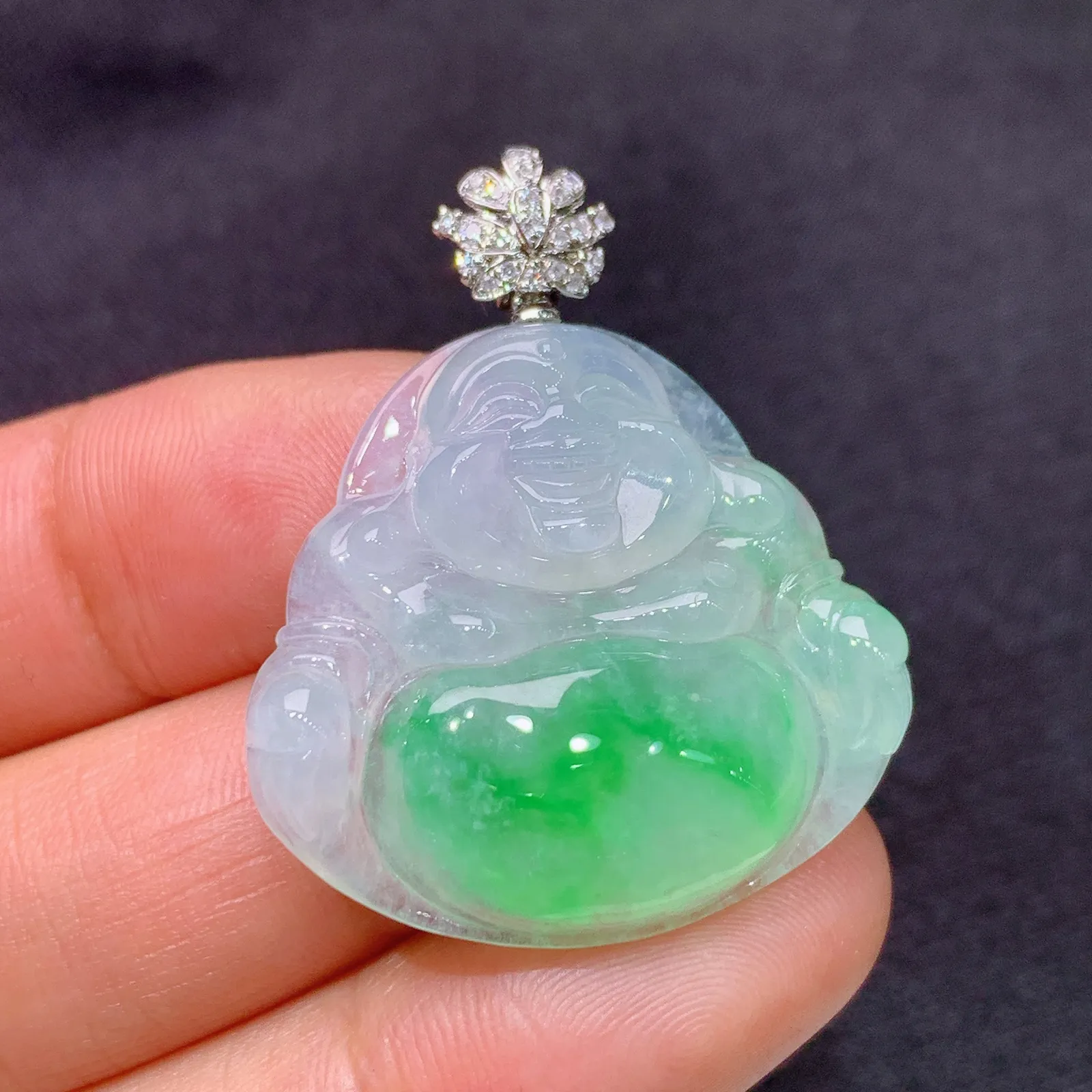 冰飘绿笑佛吊坠，18k金镶嵌，冰润色阳，品相饱满，种水足，Xq 尺寸34.5*28.8*5.9