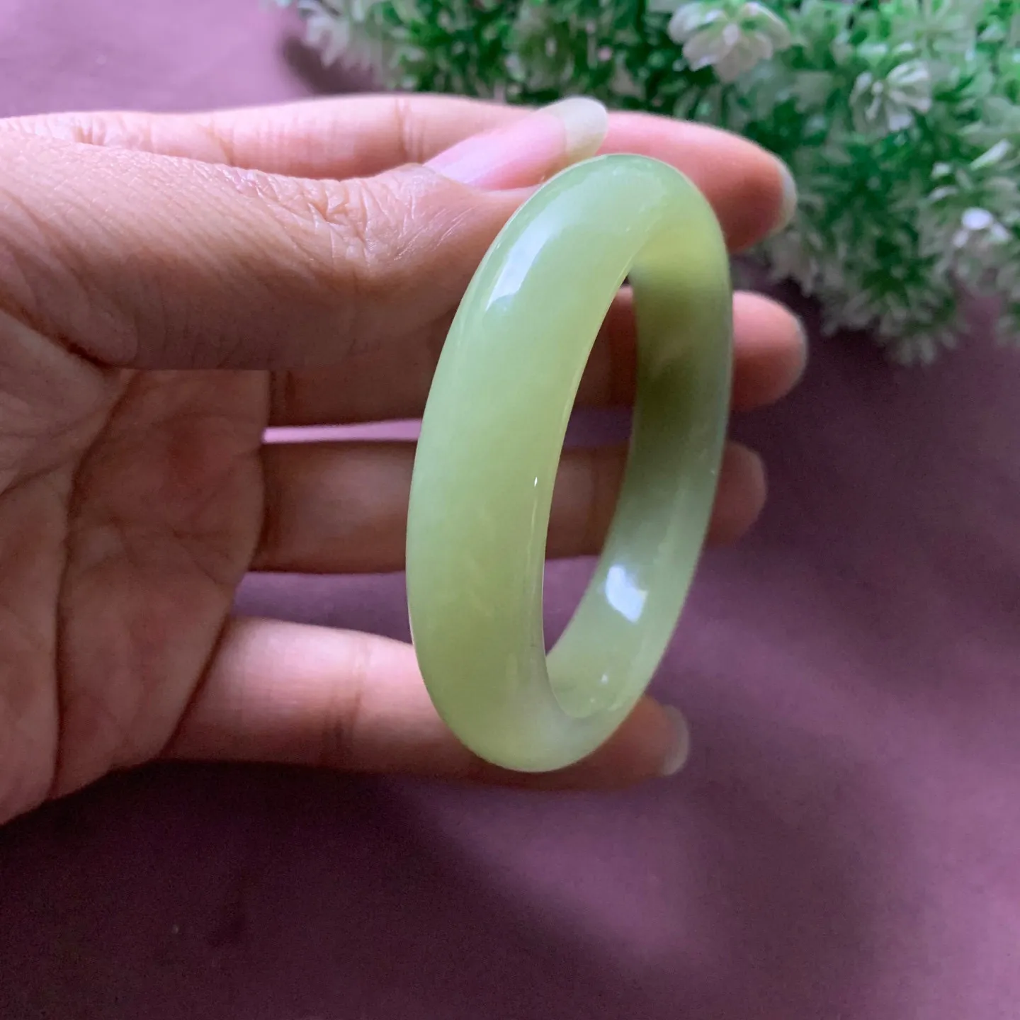 51.8圈口和田玉黄口料鸡油黄手镯【挽间柔情】，和田玉51.8圈口冰底鸡油黄手镯，镯型古朴典雅。在诗