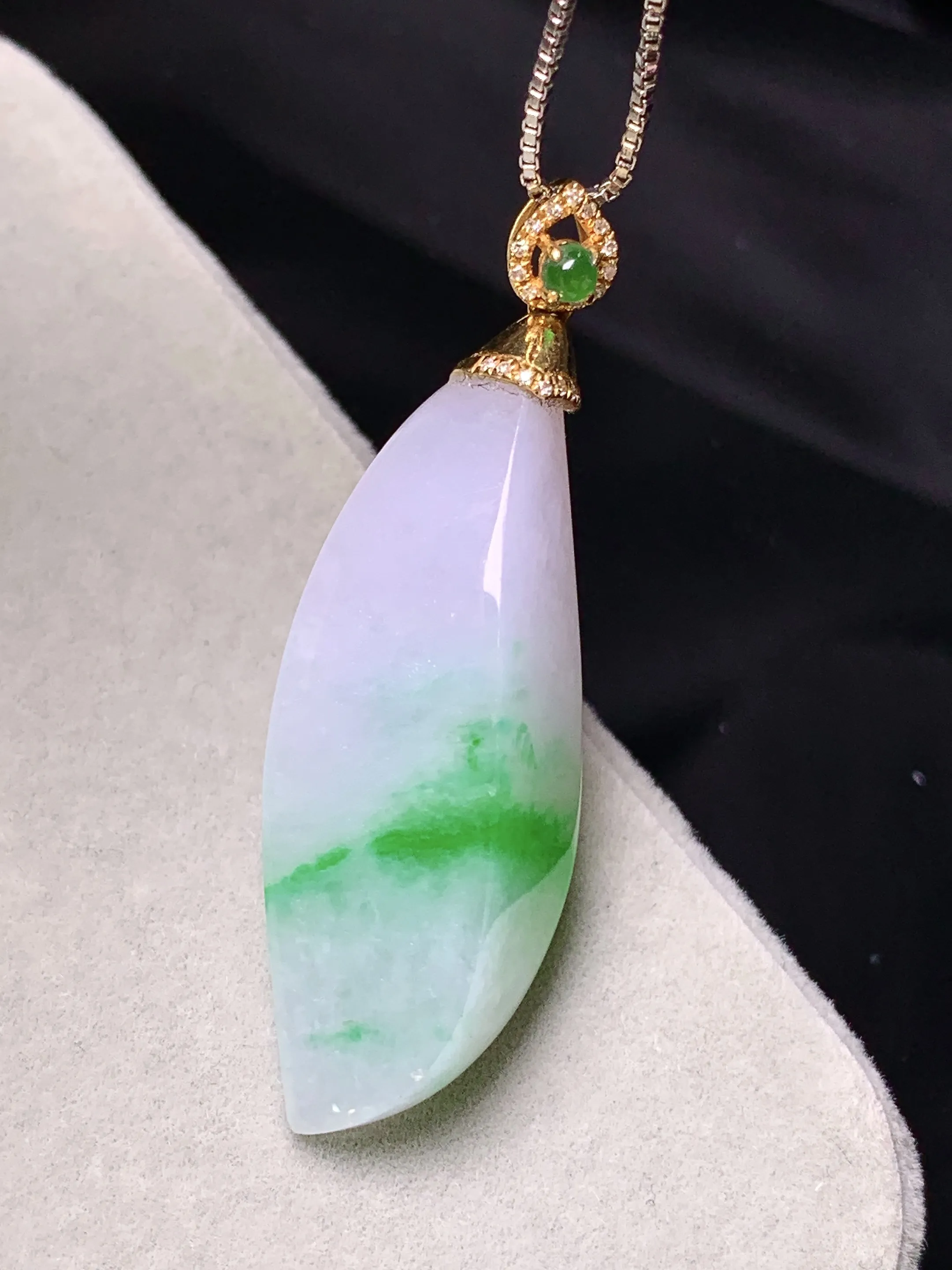 18k金镶嵌飘绿随形吊坠 玉质细腻 色泽清新艳丽 整体尺寸43.2*14.5*9.5