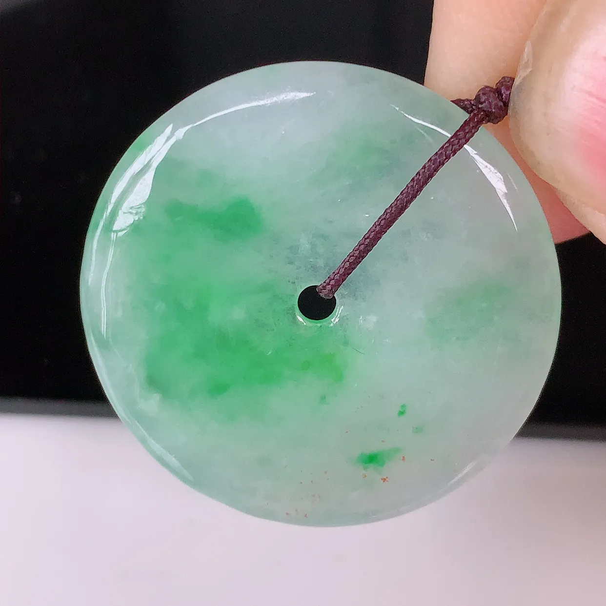 自然光实拍，冰种飘绿翡翠平安扣吊坠，冰透，灵动飘逸，寓意平平安安，平安扣佩戴端庄漂亮！#41.19