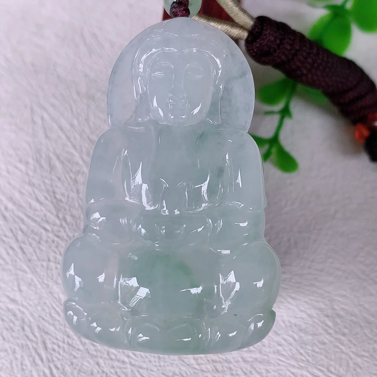 自然光实拍，冰种飘花翡翠观音菩萨吊坠，赐福观音，玉润通透，慈祥端庄！#46.19