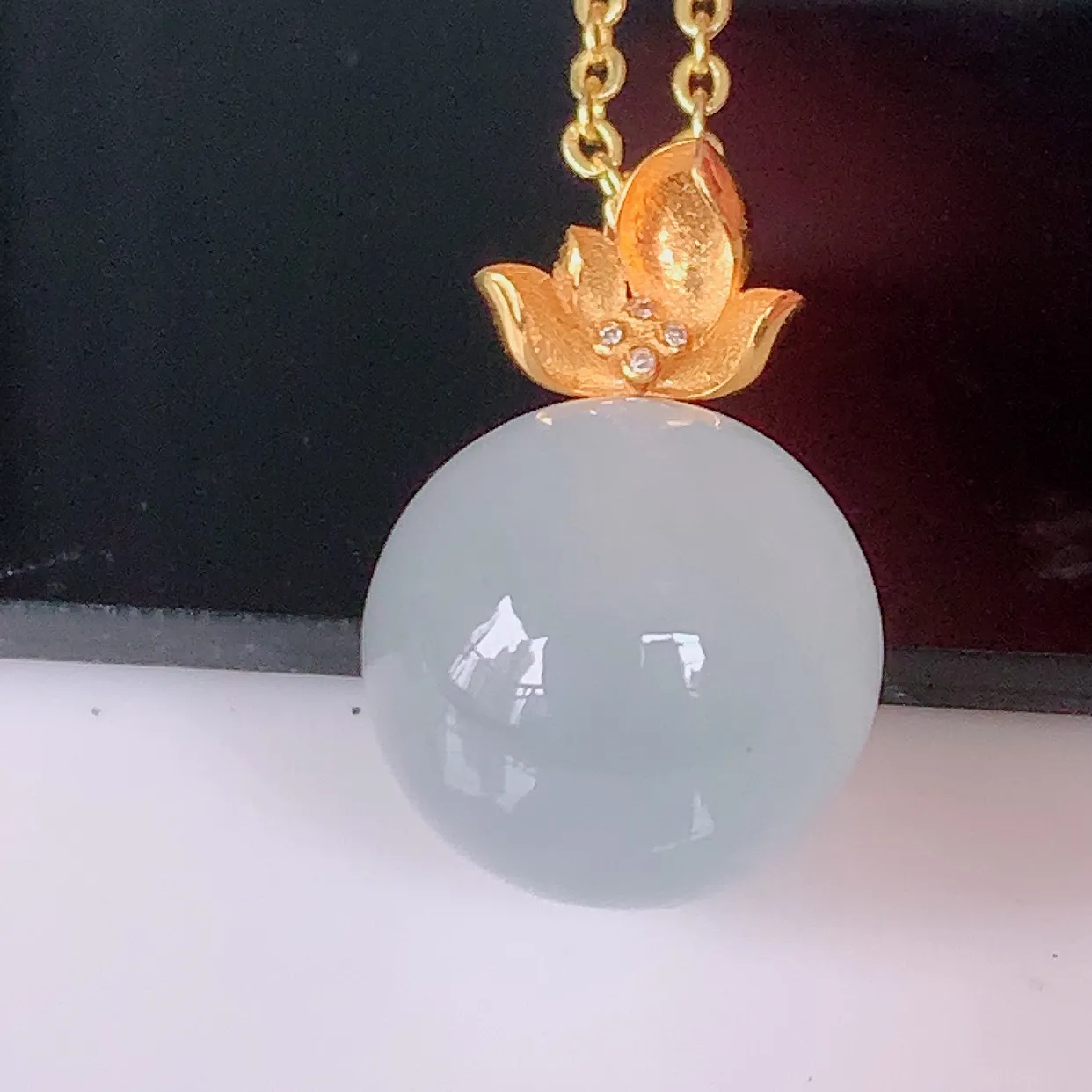 18K金镶嵌冰种翡翠转运珠吊坠，寓意“时来运转，财源滚滚” 寓意佳，荧光灼灼，转运珠佩戴时尚优雅！#1.19整体17裸石11.5