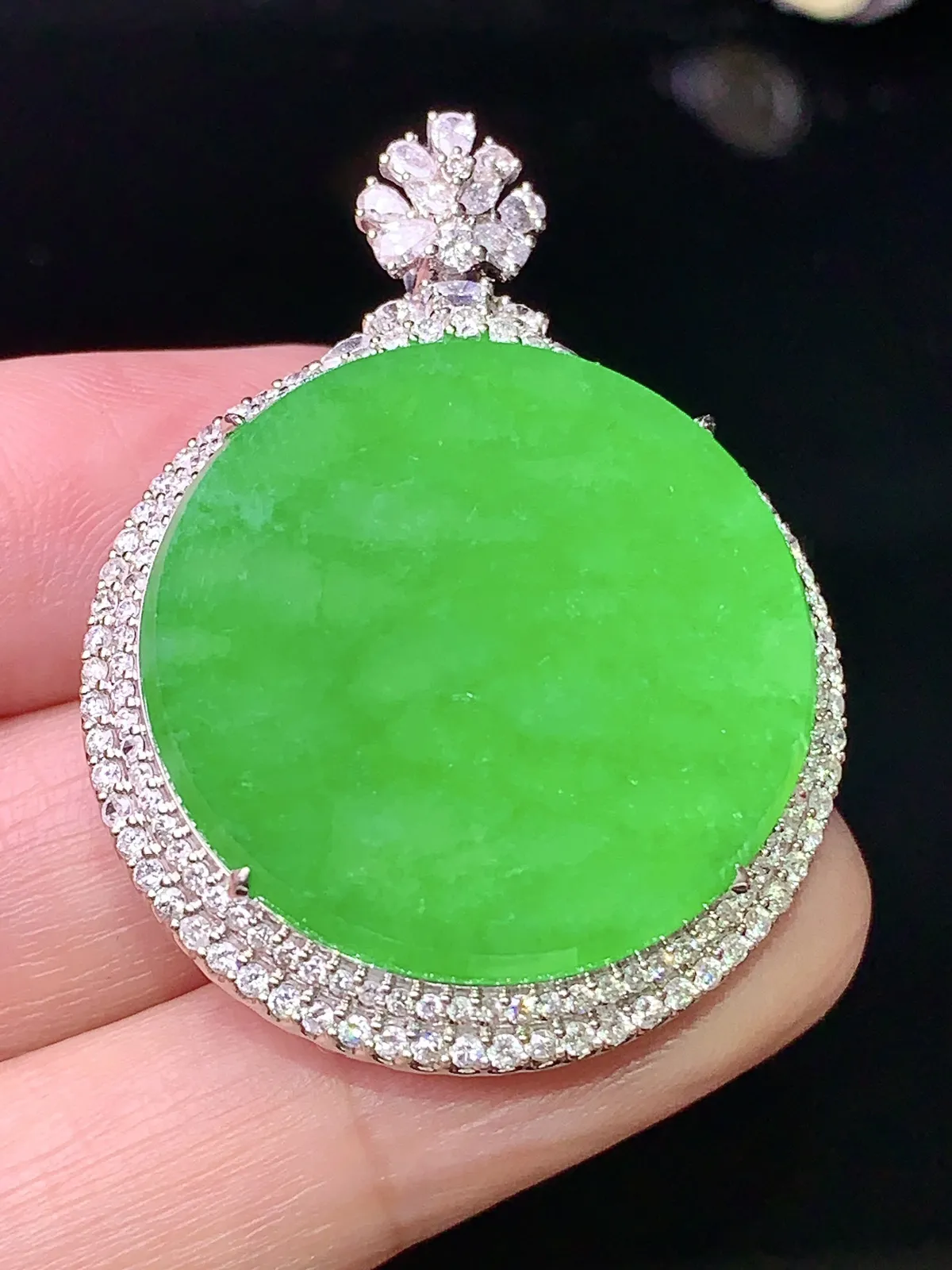 18k金钻镶嵌翠绿圆牌吊坠 玉质细腻 水润亮眼 整体尺寸40*30.3*11.2