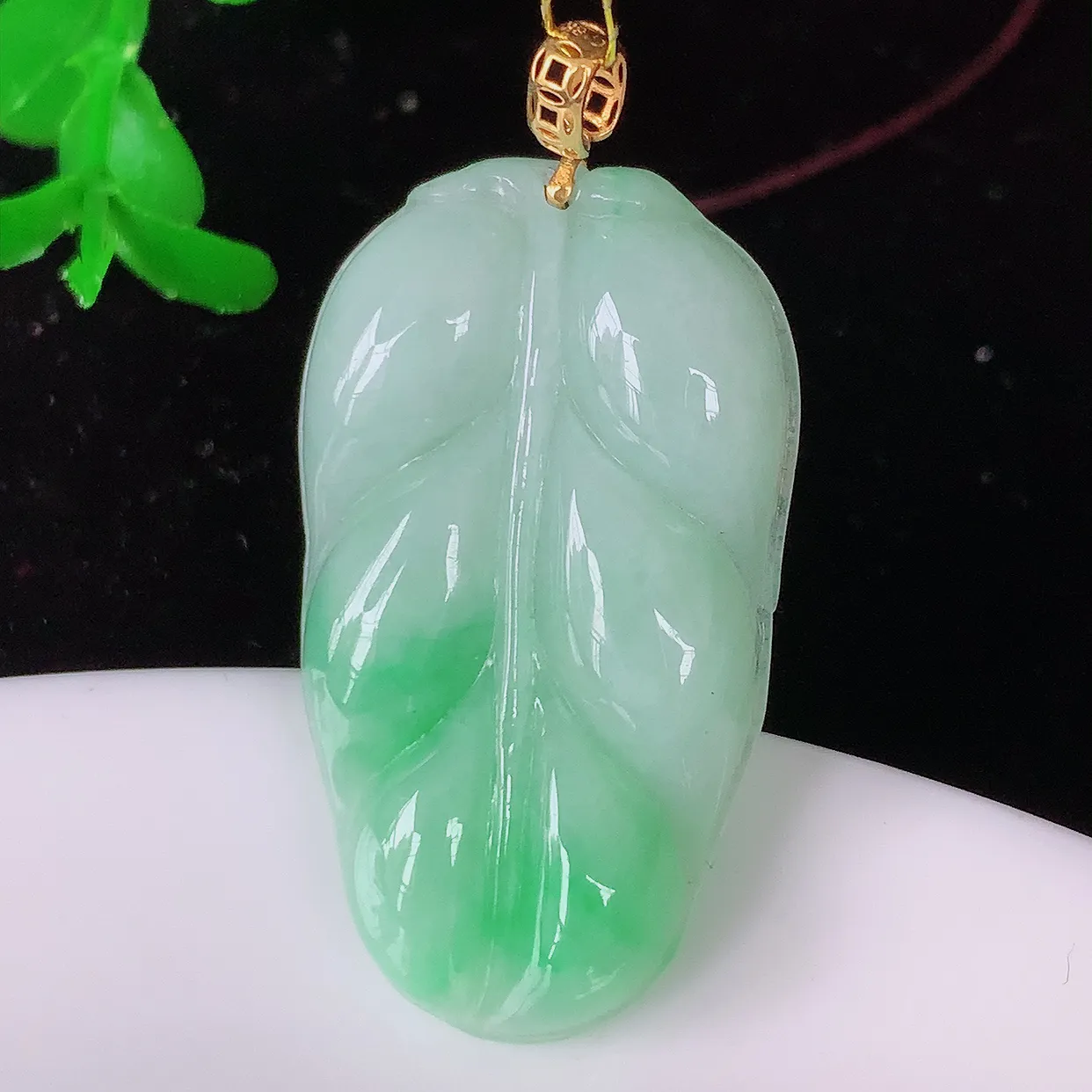 18K金镶嵌冰飘绿翡翠叶子吊坠 ，种水足，色泽清新，工艺精湛，叶子寓意美好；金枝玉叶，事业有成。#35.19