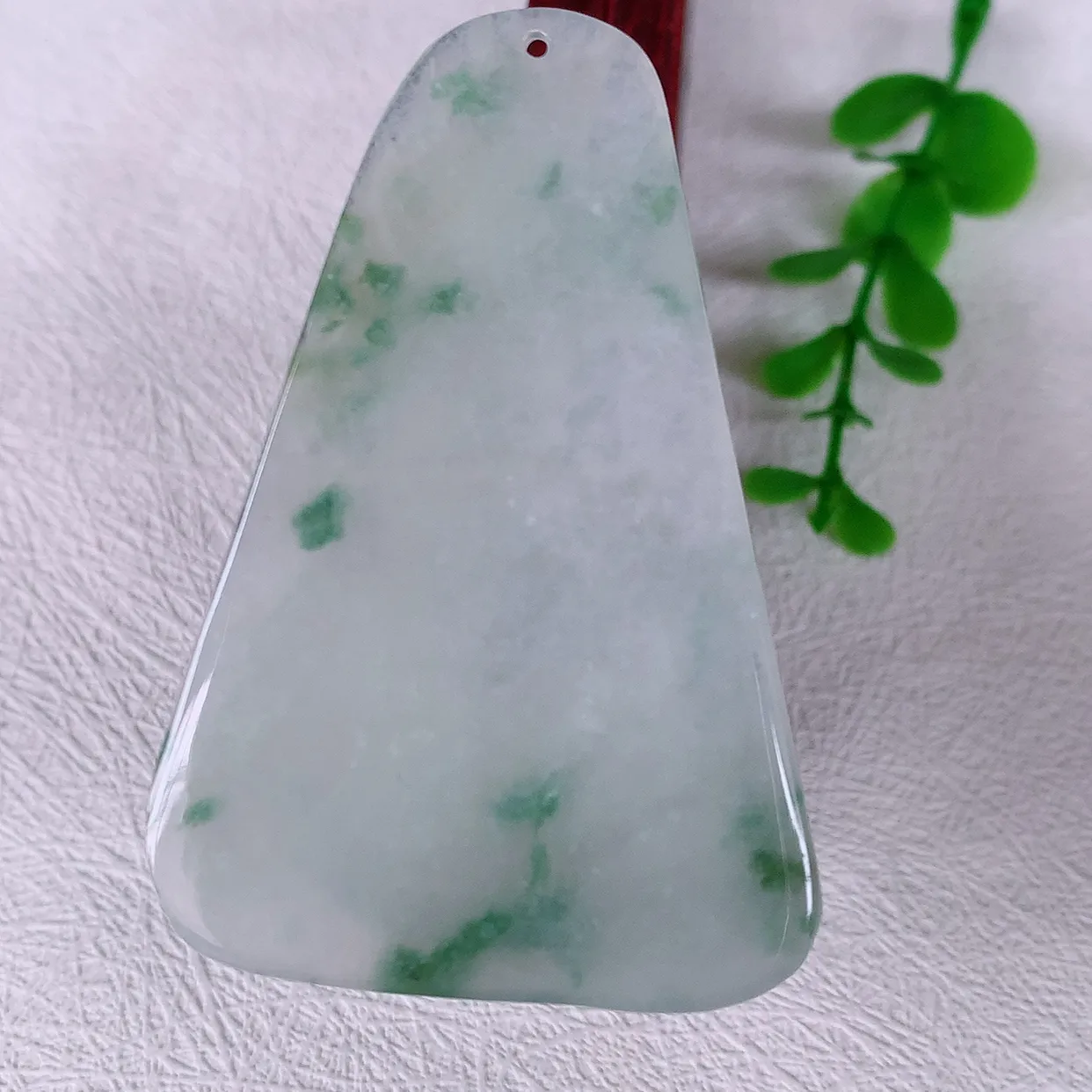 自然光实拍，精雕冰飘花翡翠龙牌吊坠，龙行天下，雕工立体精湛，翡翠龙牌，种老水足，配戴霸气时尚，值得收藏!#46.19