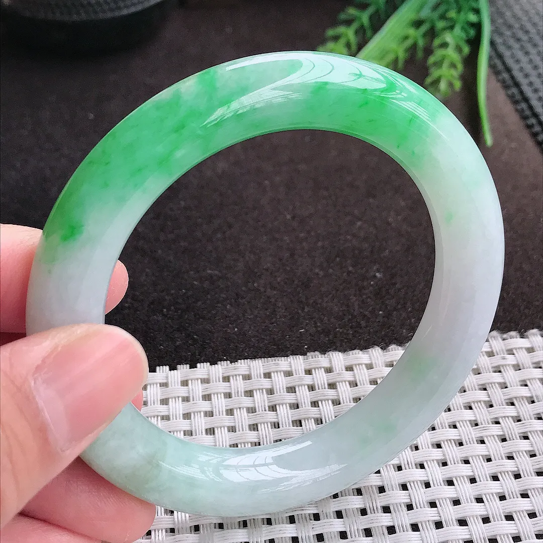 实拍A货翡翠56.5/11.3/11老坑精美飘阳绿圆条手镯翡翠玉镯女款