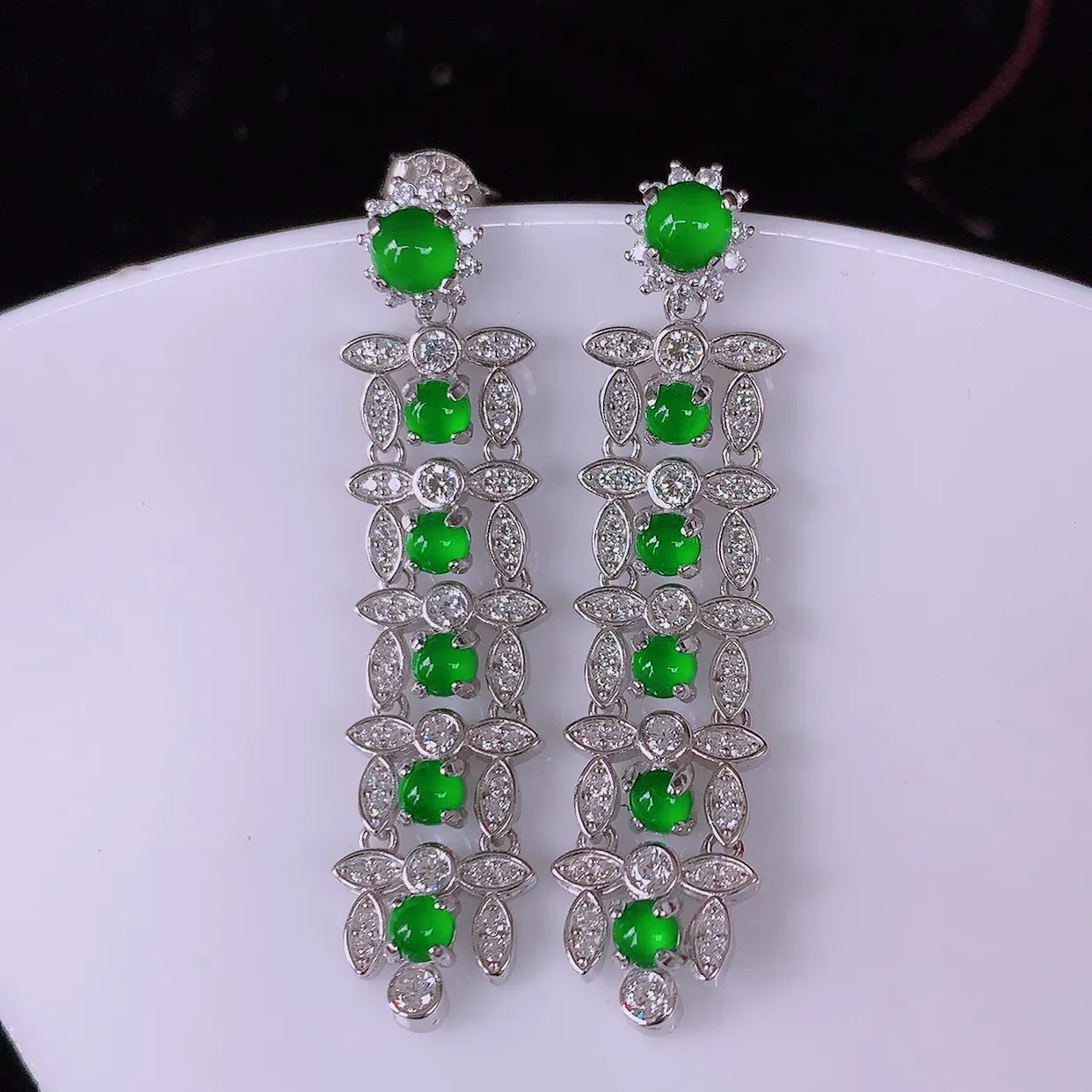 冰透满绿翡翠925银镶嵌耳坠，自然光实拍，翠色灵动，颜色漂亮，种老水足，品相佳，佩戴佳品！#97.1