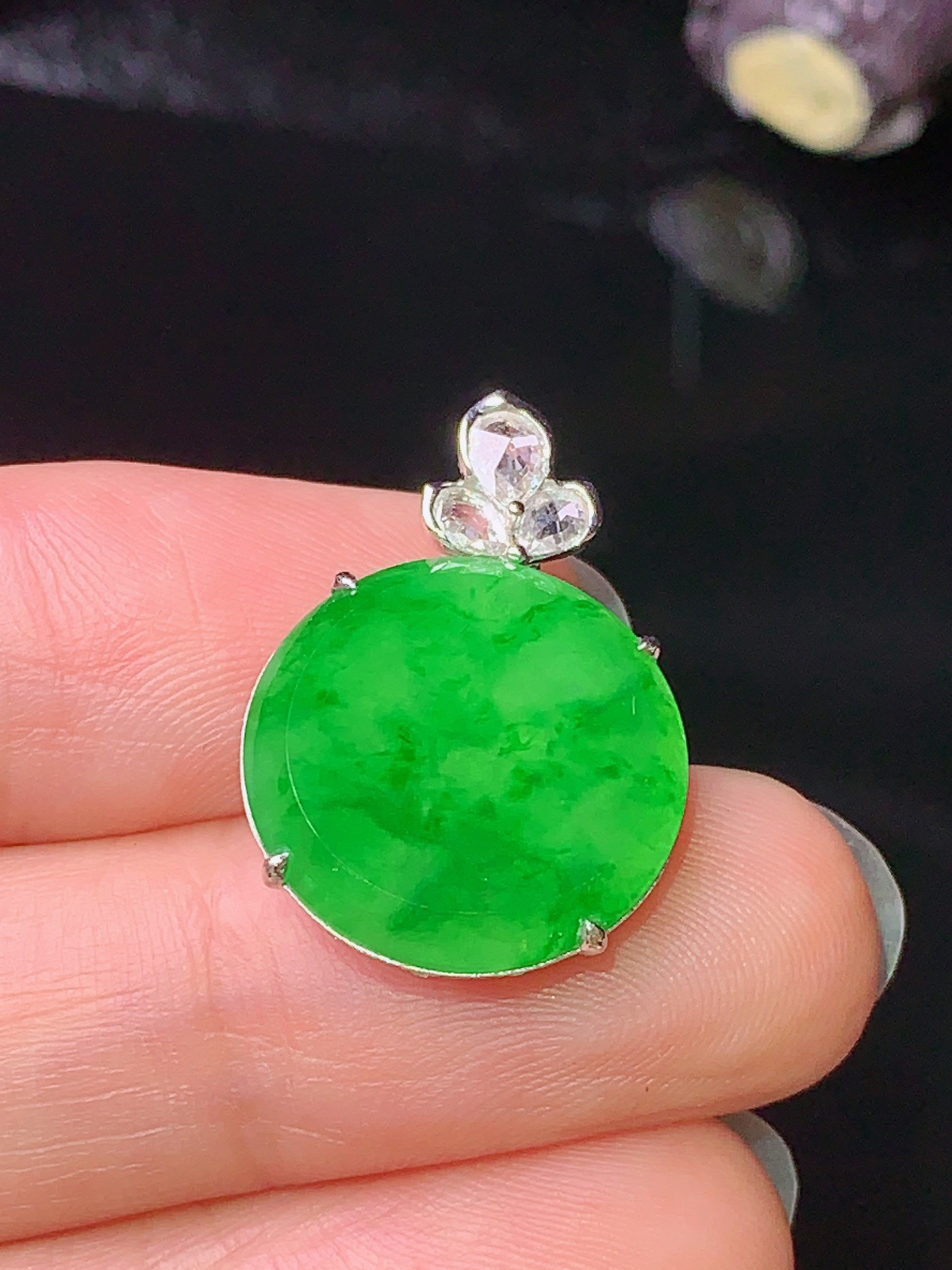 18k金钻镶嵌翠绿圆牌吊坠 玉质细腻 水润亮眼  整体尺寸22.8*16*5.7