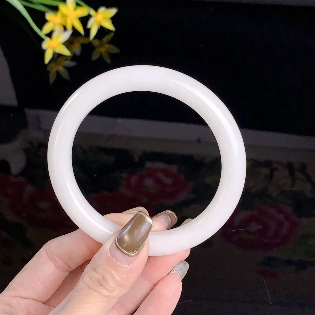 和田玉63.5圈口羊脂白手镯！玉质细腻油润 底色纯净无裂无杂 脂粉好，品质高