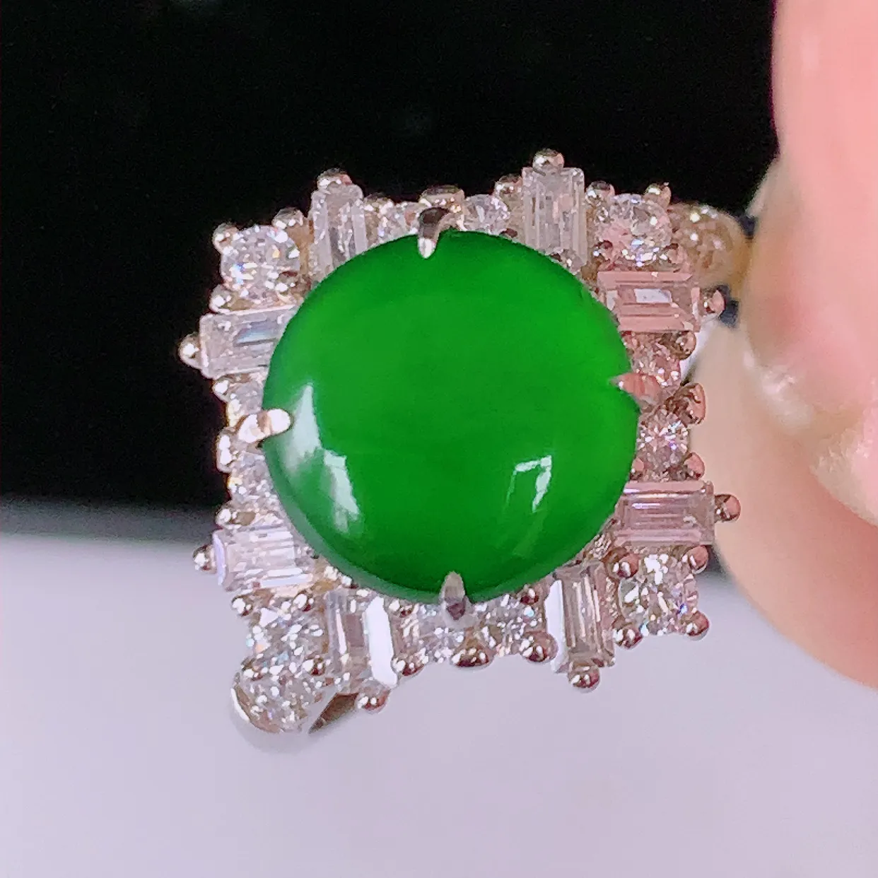 冰透满绿翡翠925银镶嵌戒指，自然光实拍，翠色灵动，颜色漂亮，种老水足，品相佳，佩戴佳品！#97.19（圈口可调大小）整体22.5-16.5-6.2裸石8.6*8.6