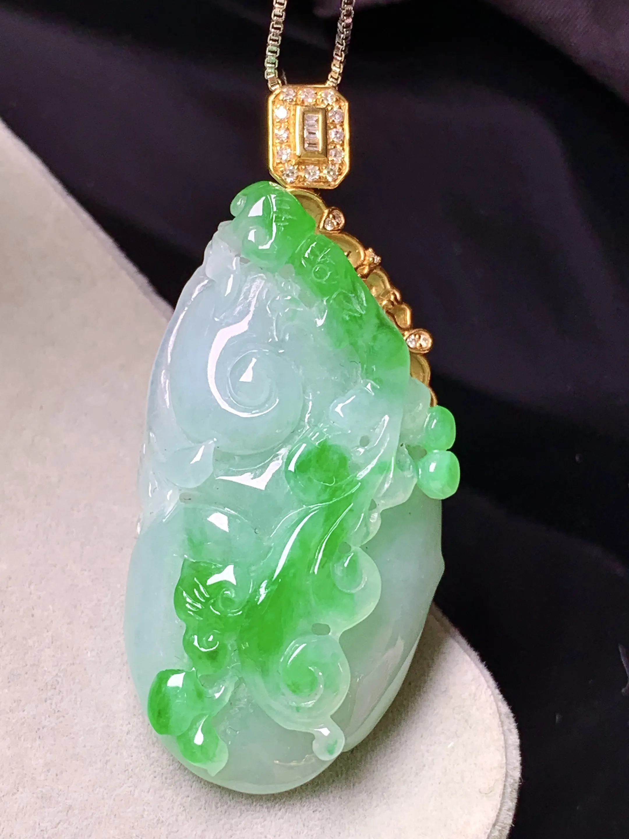 18k金镶嵌飘绿雕花如意吊坠 玉质细腻 色泽清新艳丽 整体尺寸47*21*9.8