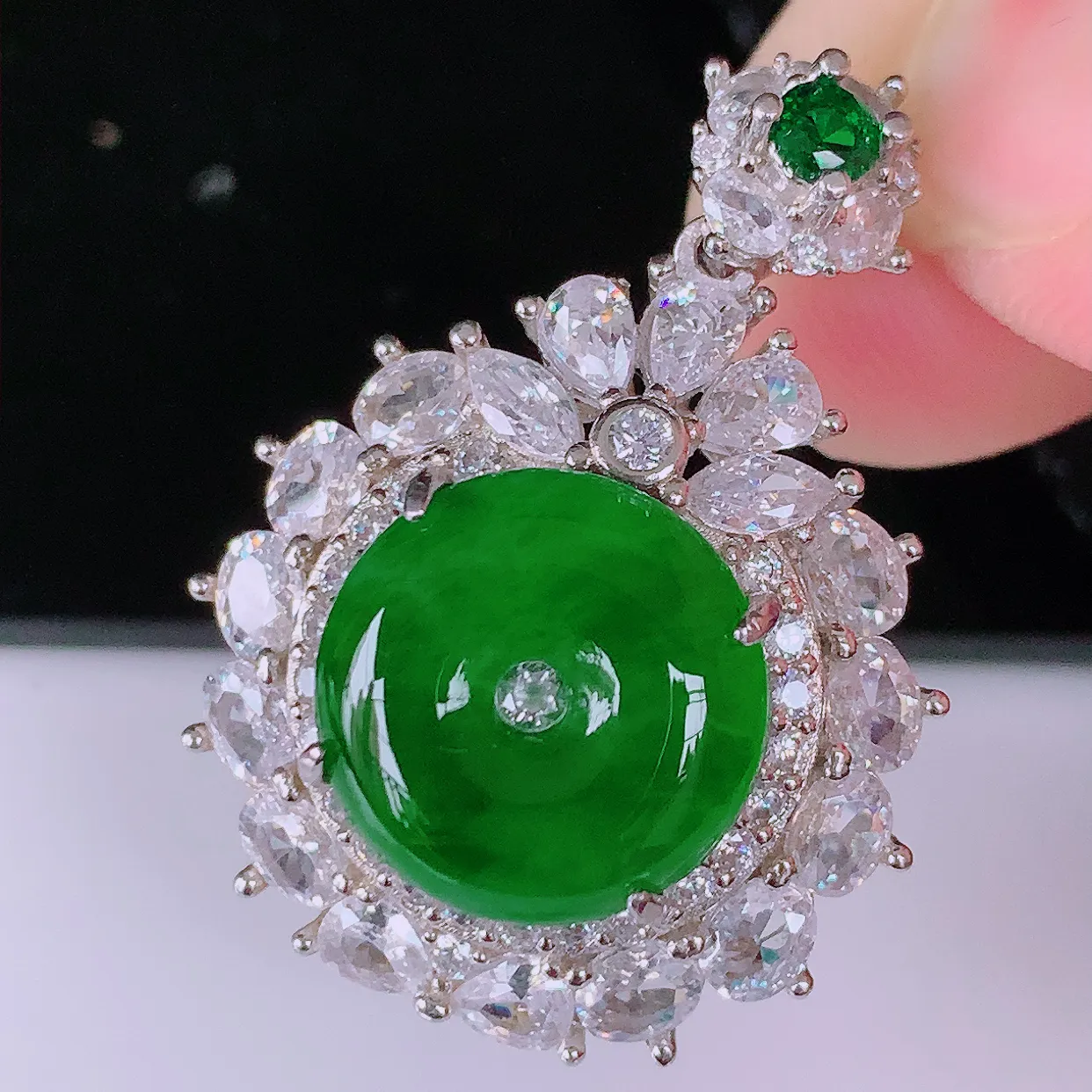 冰透满绿翡翠925银镶嵌平安扣吊坠，自然光实拍，翠色灵动，颜色漂亮，种老水足，品相佳，佩戴佳品！#97.19整体32*24.5*10裸石13-13