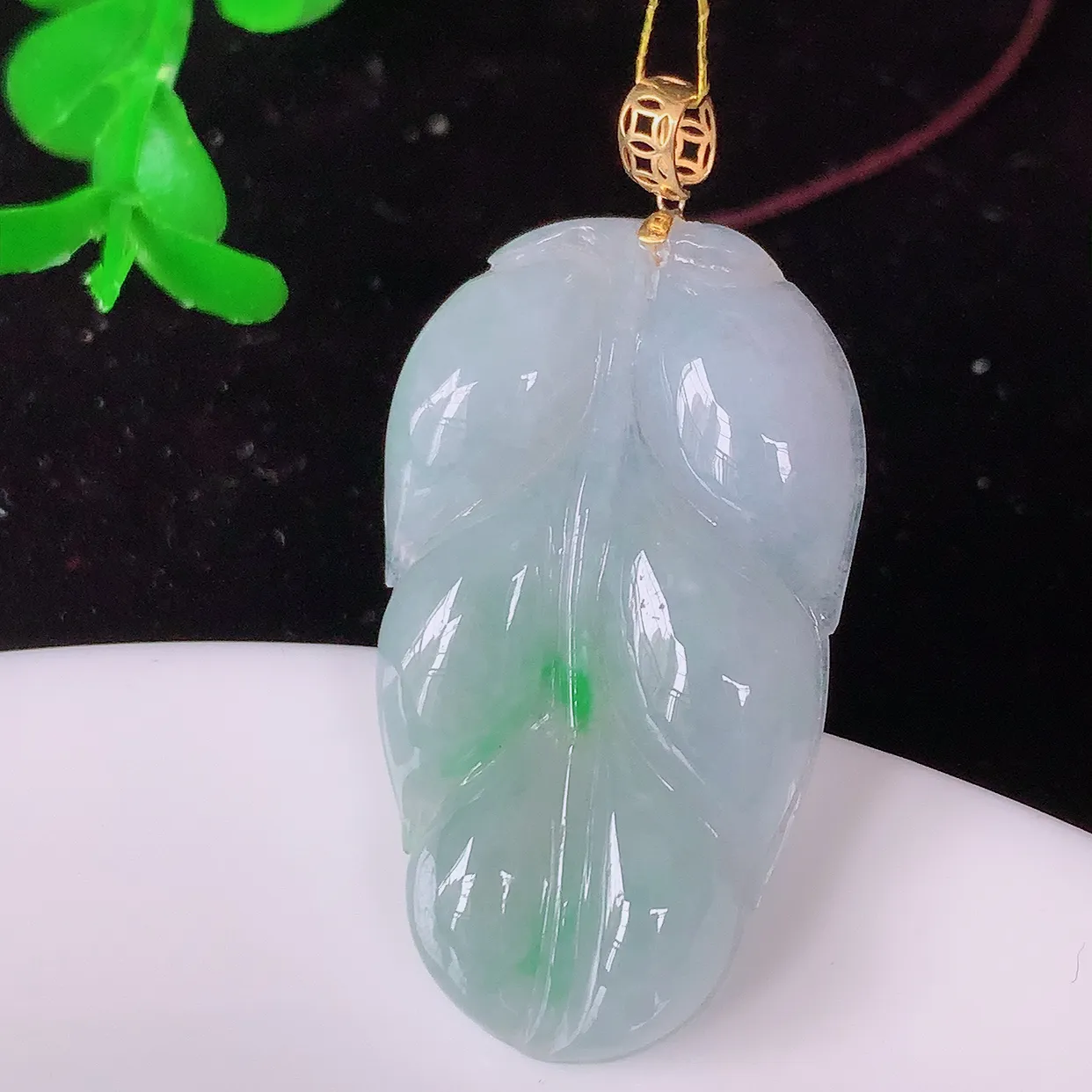 18K金镶嵌冰春带彩翡翠叶子吊坠 ，种水足，色泽清新，工艺精湛，叶子寓意美好；金枝玉叶，事业有成。#35.19
