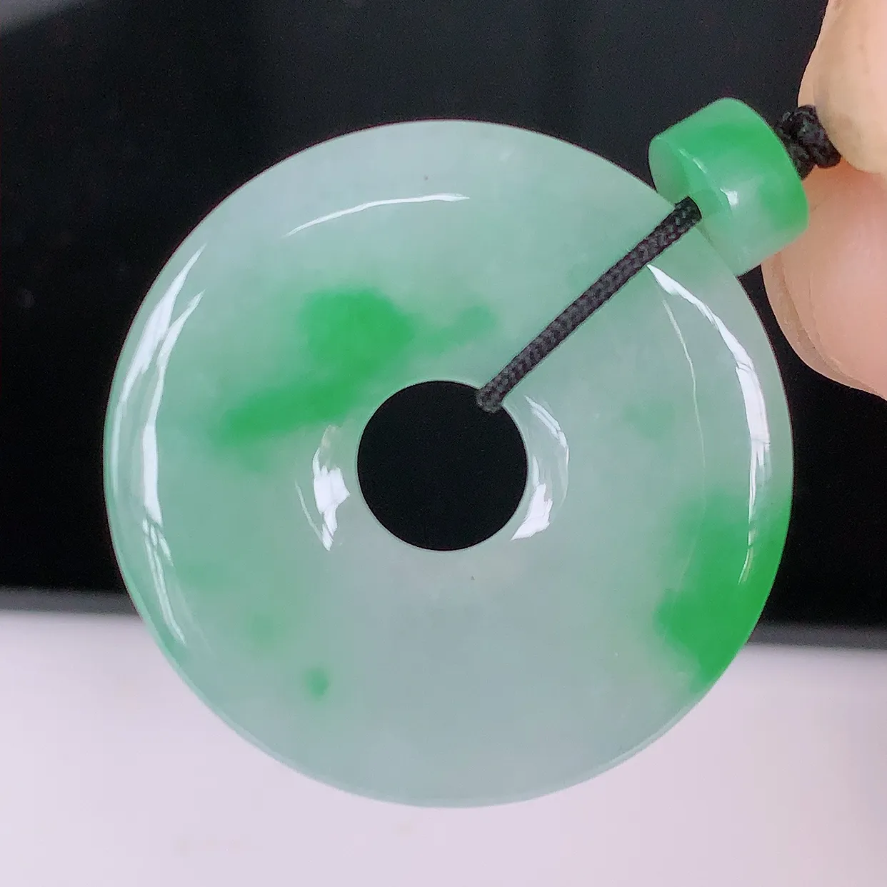 自然光实拍，冰飘绿翡翠平安扣吊坠，冰透，灵动飘逸，寓意平平安安，平安扣佩戴端庄漂亮！#41.19