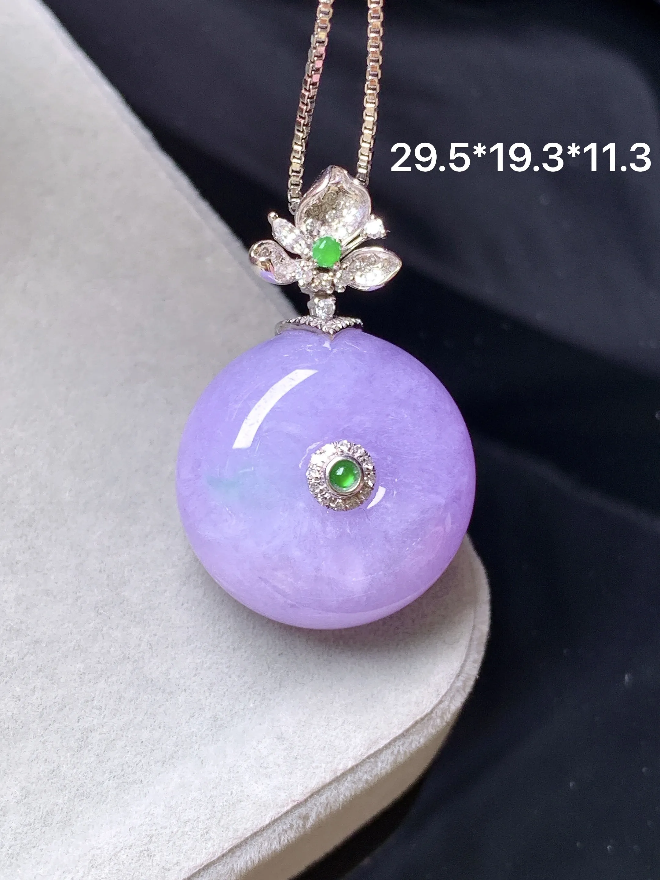 18k金钻镶嵌紫罗兰平安扣吊坠 玉质细腻 色泽清新艳丽 整体尺寸29.5*19.3*11.3