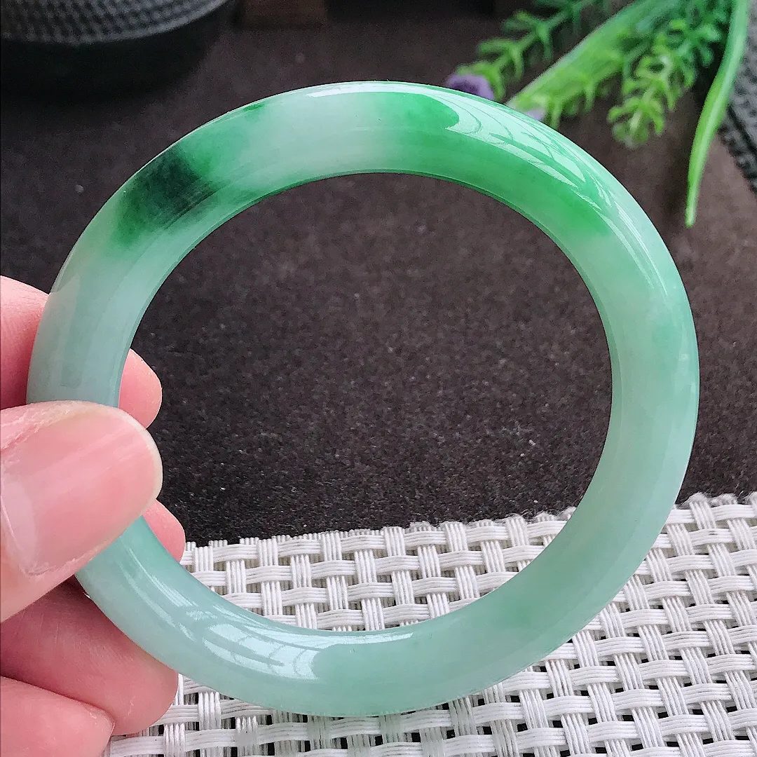 实拍A货翡翠54/10.2/9.5老坑精美冰润飘绿花圆条手镯翡翠玉镯女款