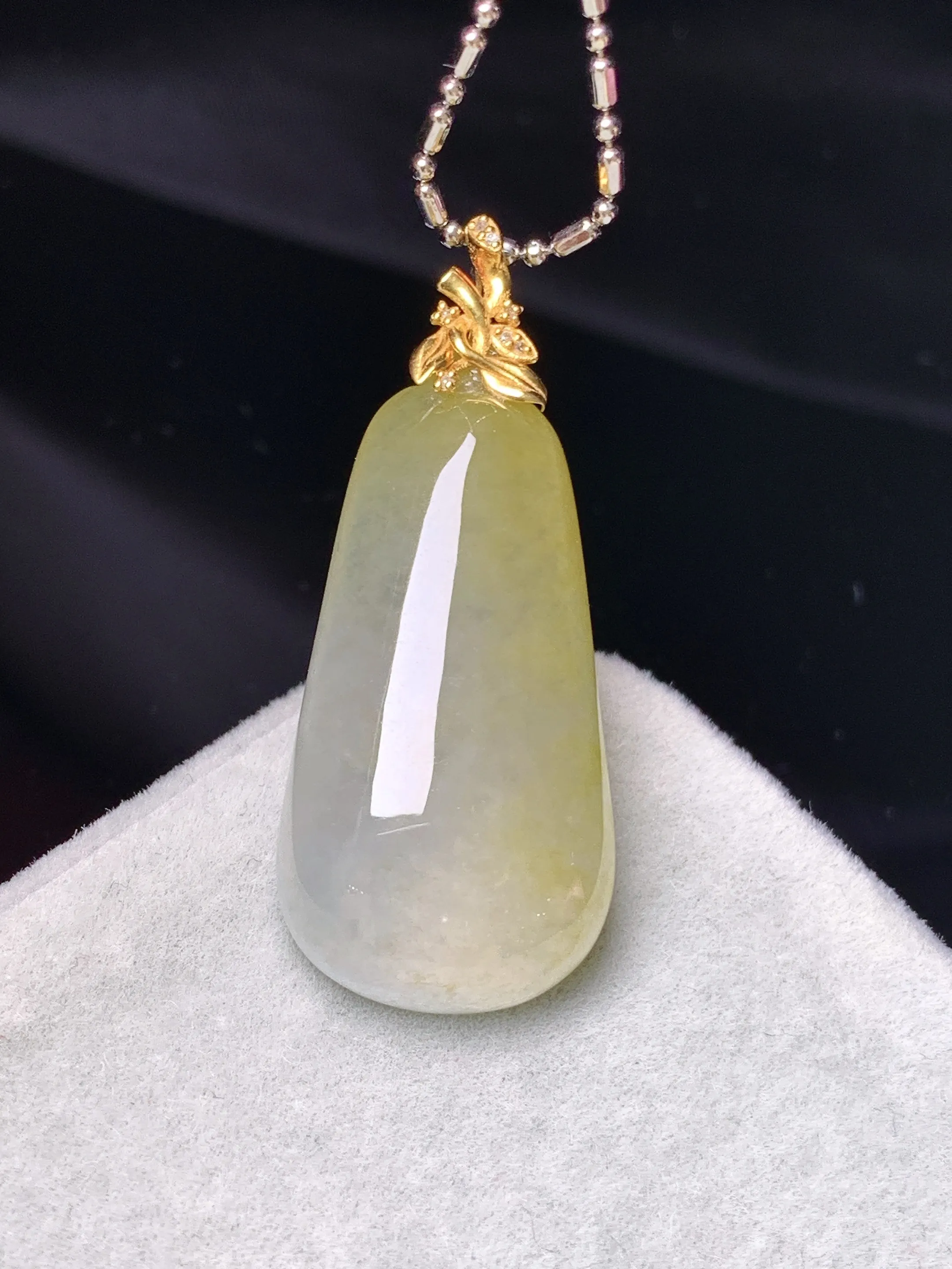 18k金镶嵌黄翡福瓜吊坠 玉质细腻 色泽清新艳丽 整体尺寸34.5*14.5*6.5