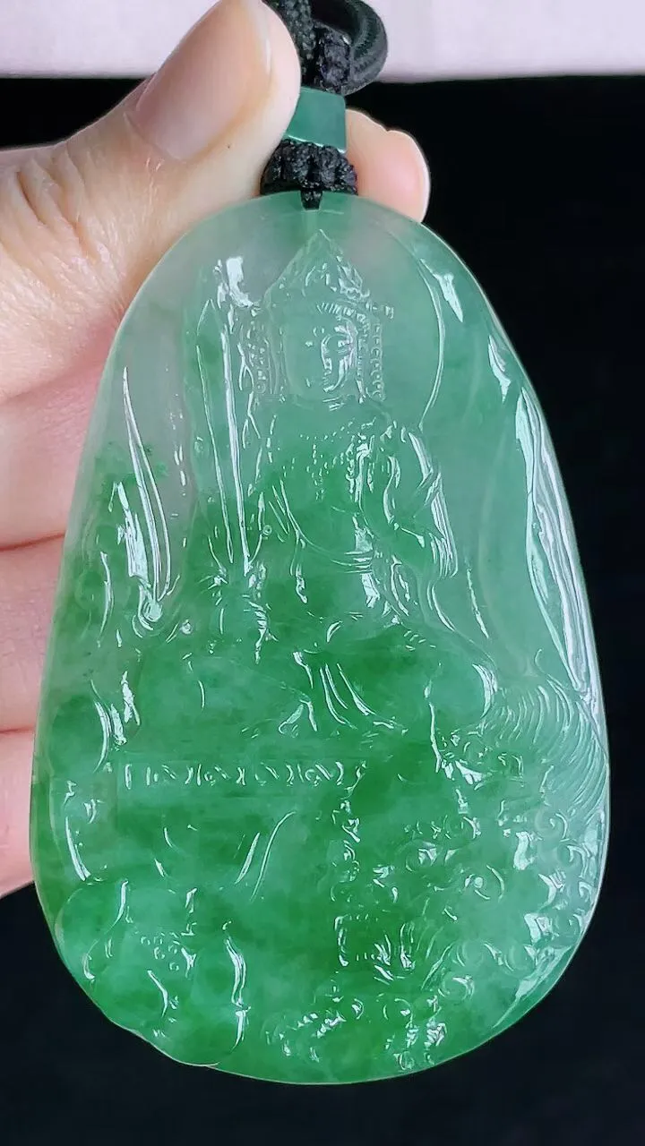 【翡翠名称】老种冰飘绿虚空藏菩萨吊坠挂件
【翡翠尺寸】70.9/46/5mm
【翡翠描述】宝贝种老水足，玉质细腻，色泽靓丽，性价比高，佩戴效果好！
【其它赠送】权威证书/精美挂绳盒子/支持全国复检