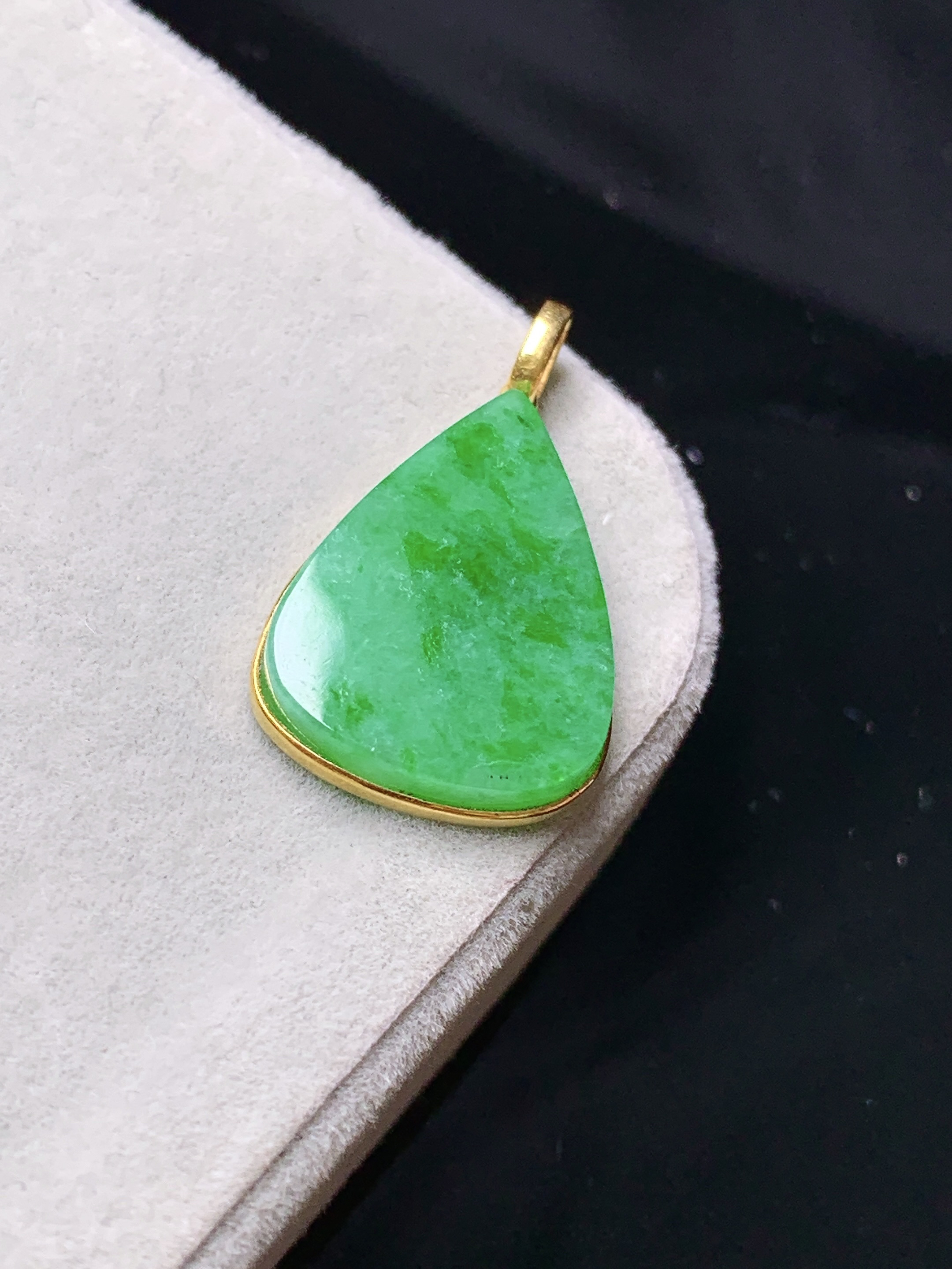 18k金镶嵌翠绿水滴吊坠 玉质细腻 色泽清新艳丽 整体尺寸23.3*13.6*2.8