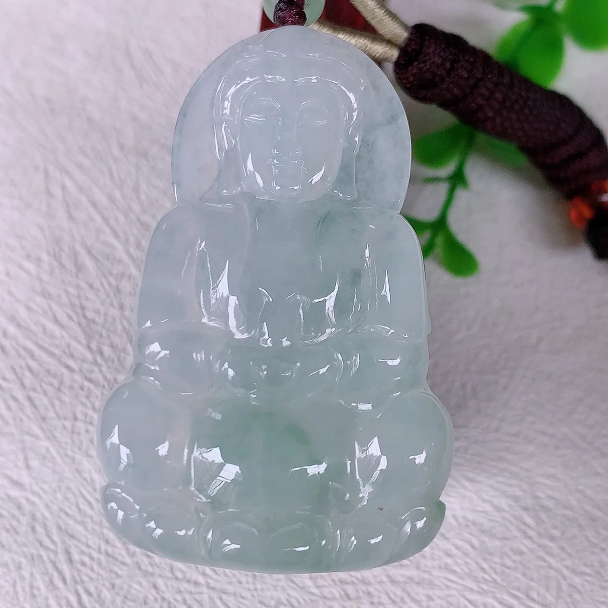 自然光实拍，冰种飘花翡翠观音菩萨吊坠，赐福观音，玉润通透，慈祥端庄！#46.19