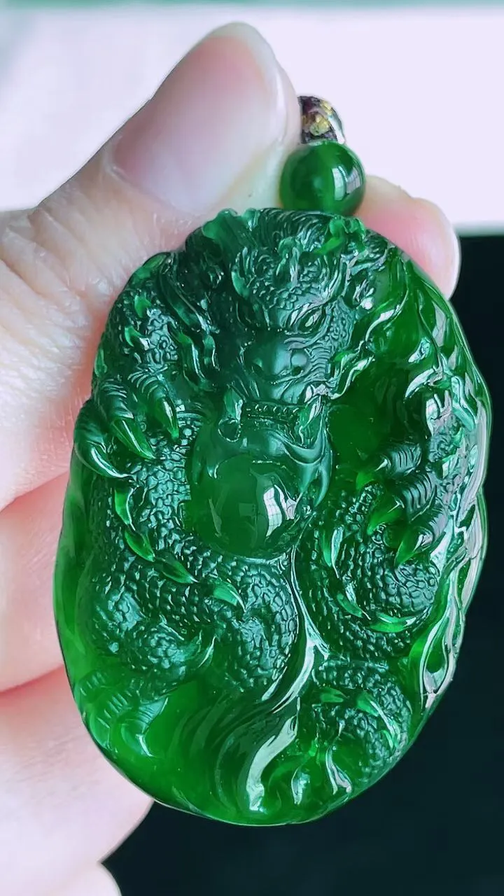 【翡翠名称】老坑种冰满绿龙牌吊坠挂件
【翡翠尺寸】43.2/29.9/9mm
【翡翠描述】宝贝种老水足，玉质细腻，色泽靓丽，性价比高，佩戴效果好！
【其它赠送】权威证书/精美挂绳盒子/支持全国复检