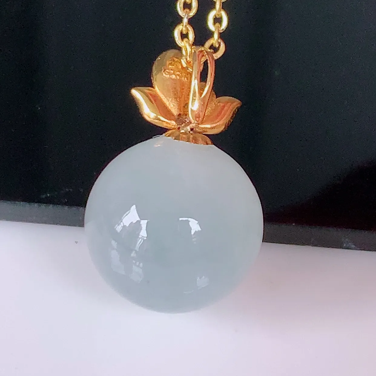 18K金镶嵌冰种翡翠转运珠吊坠，寓意“时来运转，财源滚滚” 寓意佳，荧光灼灼，转运珠佩戴时尚优雅！#1.19整体17裸石11.5