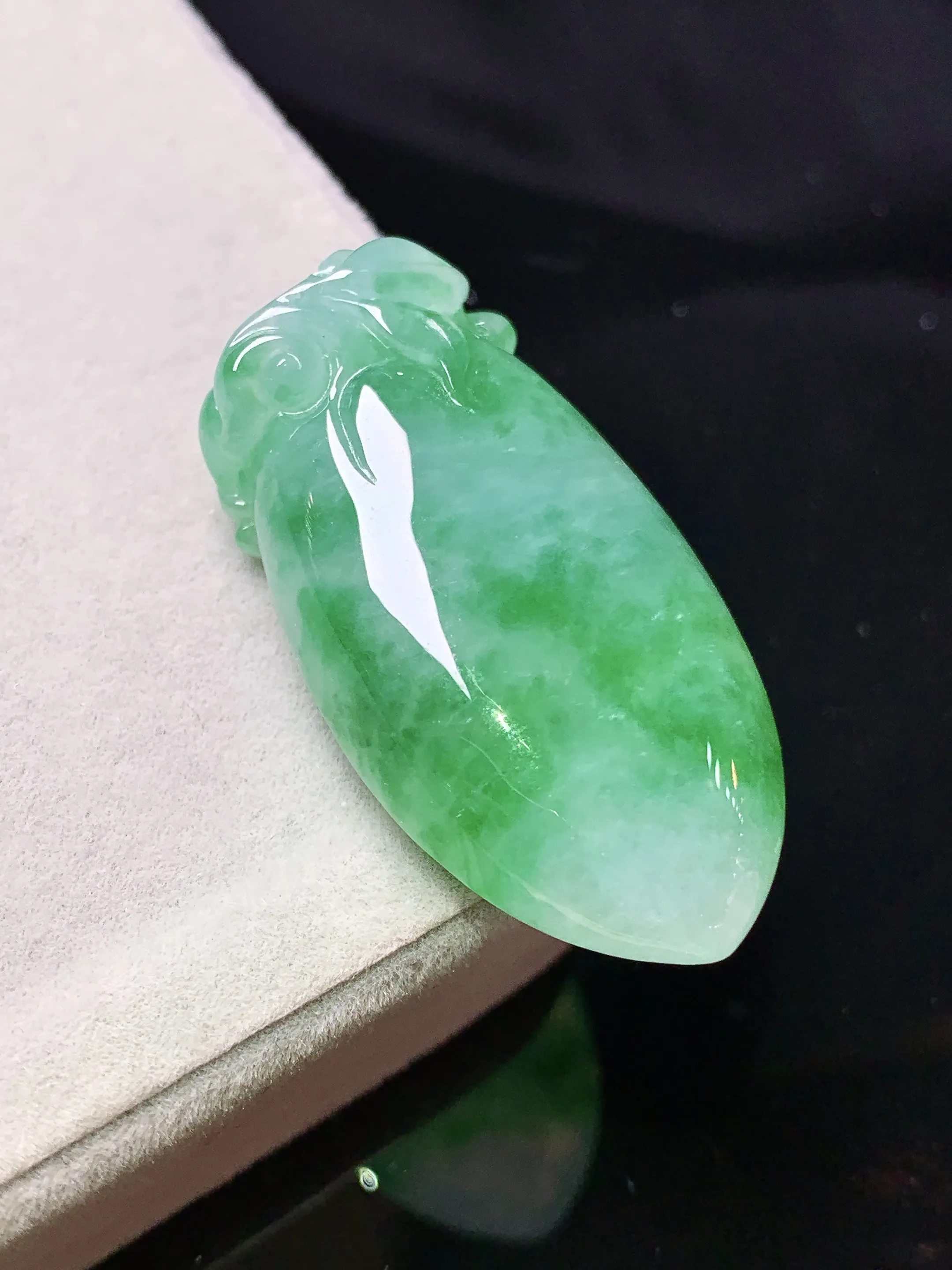 飘绿福瓜吊坠 玉质细腻 色泽清新艳丽 整体尺寸36.8*18.5*10.3