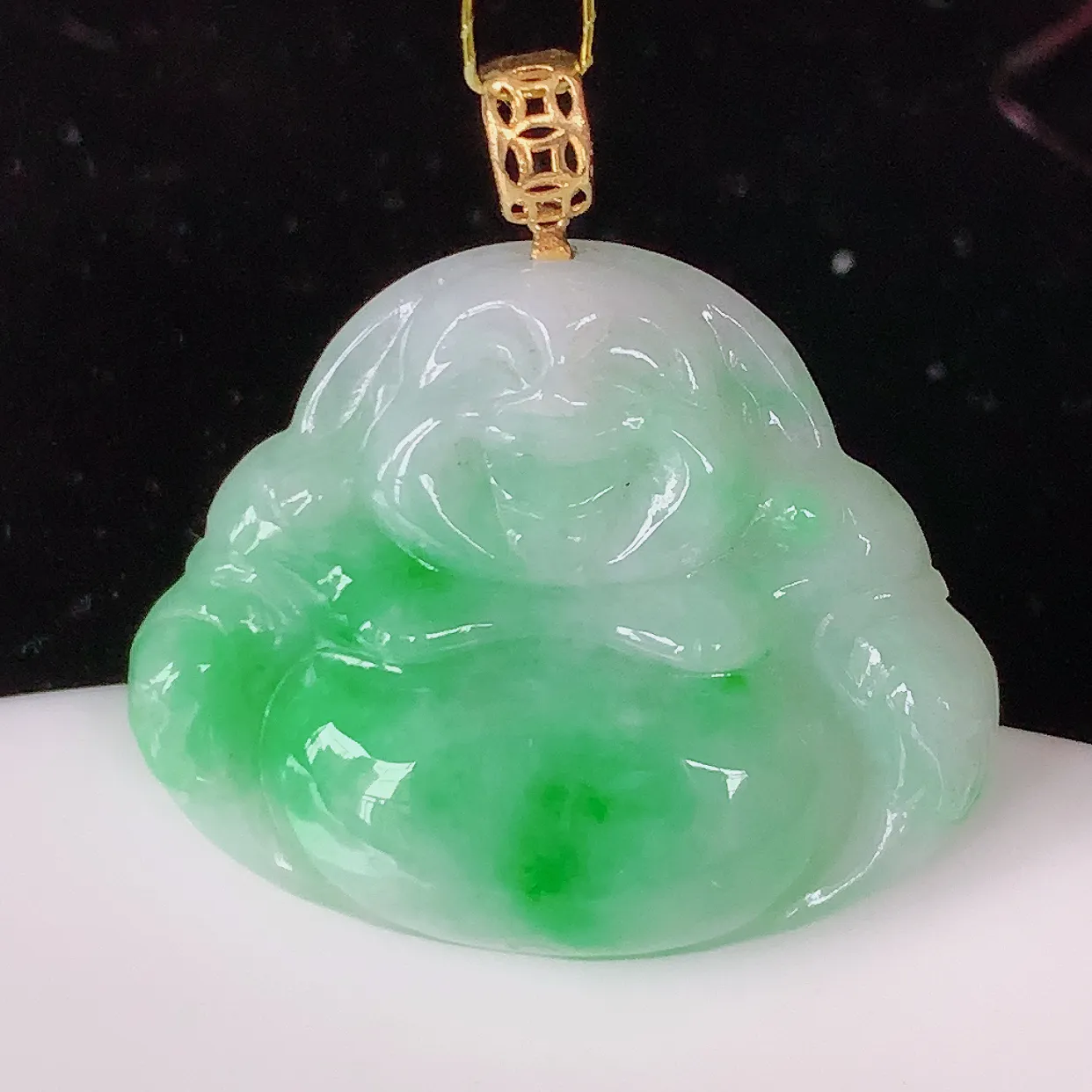 18K金镶嵌冰润飘绿佛公翡翠吊坠，玉质细腻，时‮大尚‬方，款式经典，佩戴优雅高贵上档次！#35.19