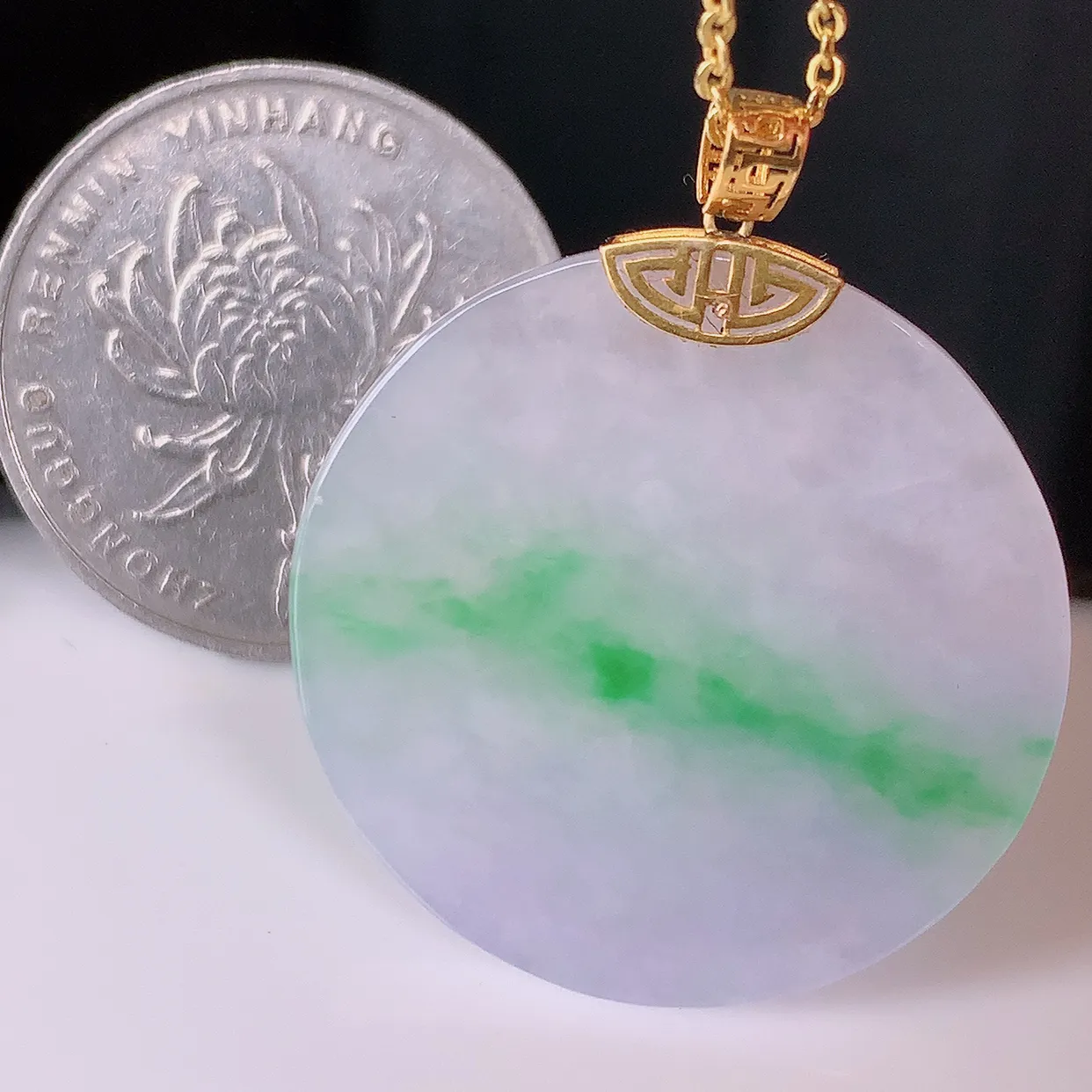 自然光实拍，18K金镶嵌水润春带彩翡翠平安无事牌吊坠，平平安安，无事牌翠色灵动，佩戴平安时尚！#1.19整体32.5*28*3.5裸石28*28