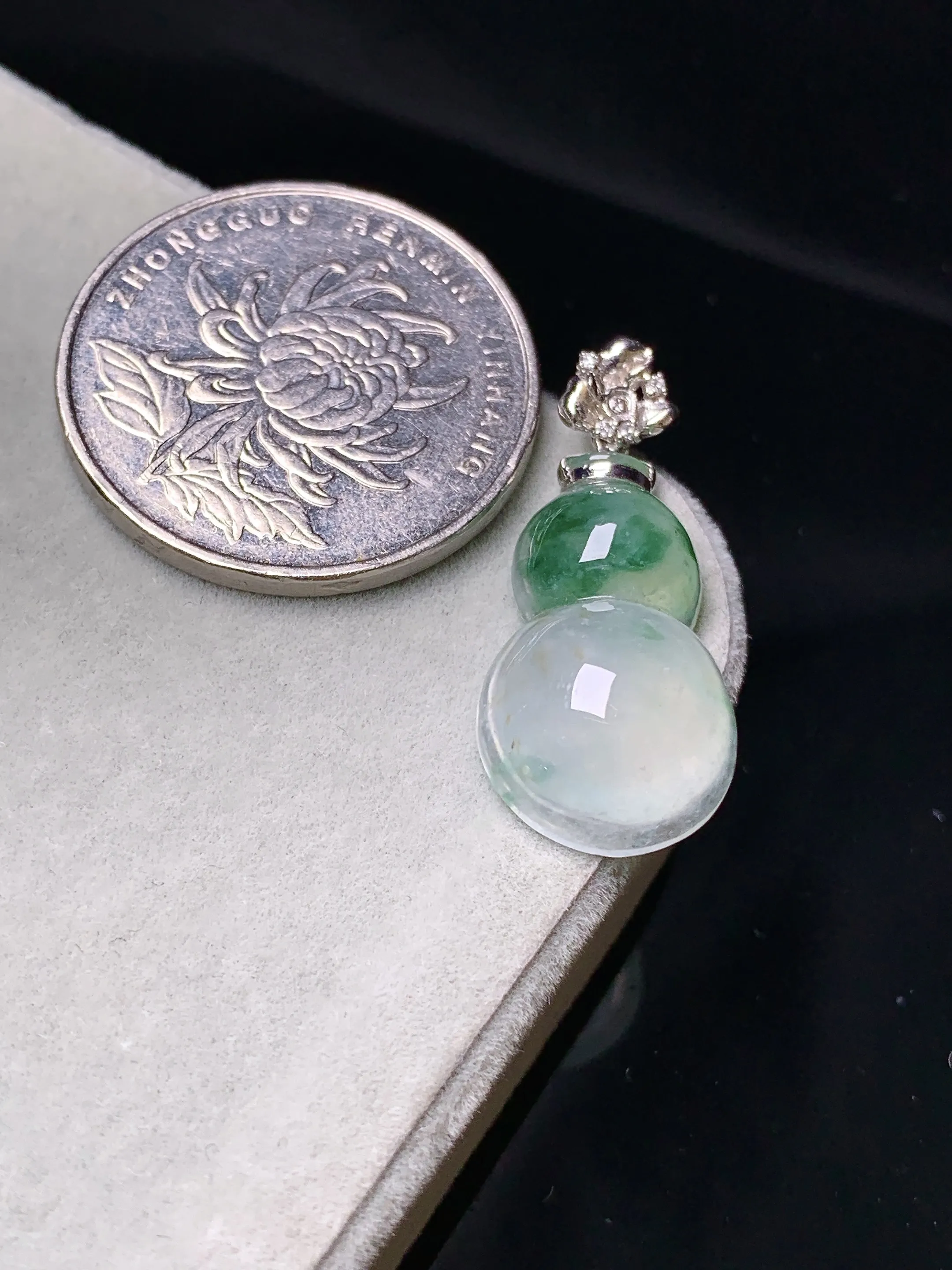 18k金钻镶嵌冰种飘绿葫芦吊坠 玉质细腻 色泽清新艳丽 整体尺寸28.3*12.6*6