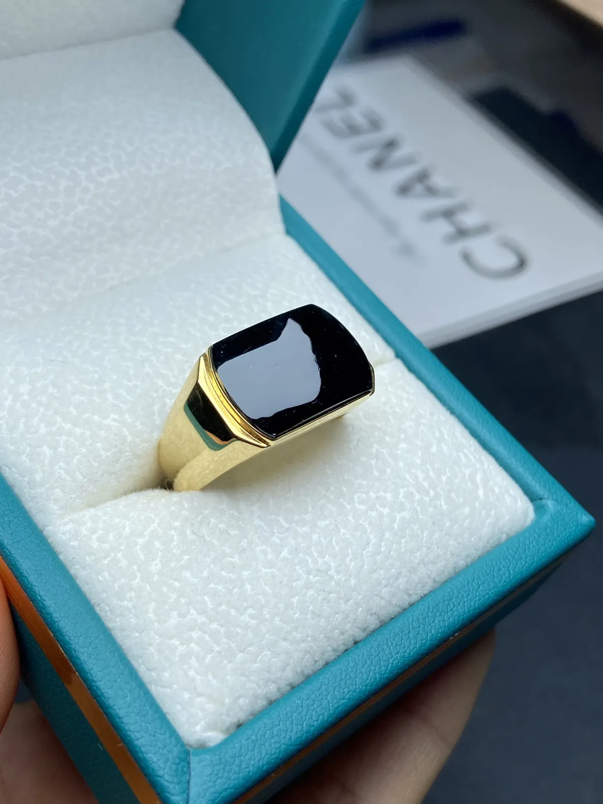 【墨翠戒指】
18k黄金镶嵌 黑度好 灯打通透  品相饱满大气 尺寸16.9