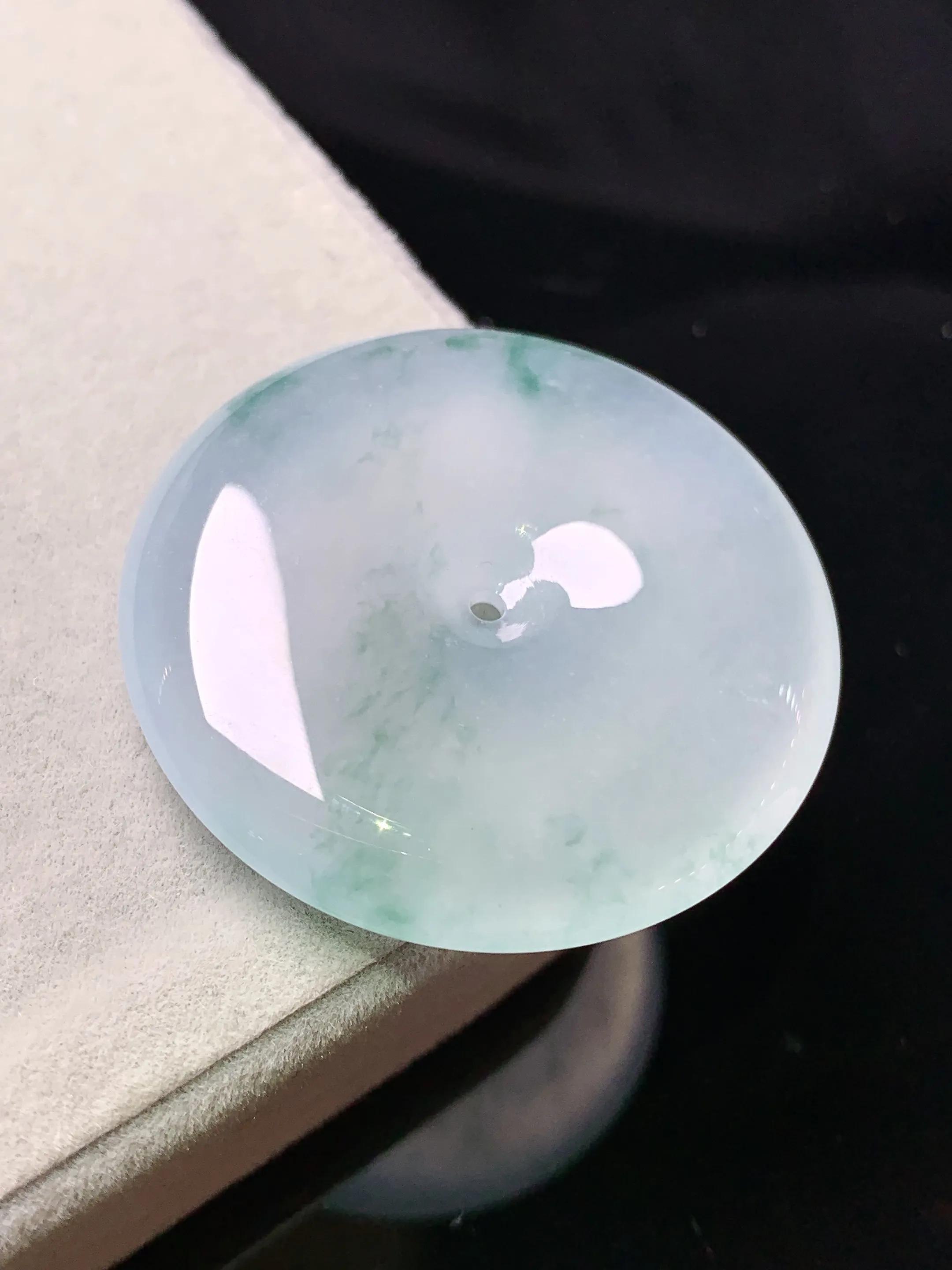 冰种飘绿平安扣吊坠 玉质细腻 色泽清新艳丽 整体尺寸32.6*6