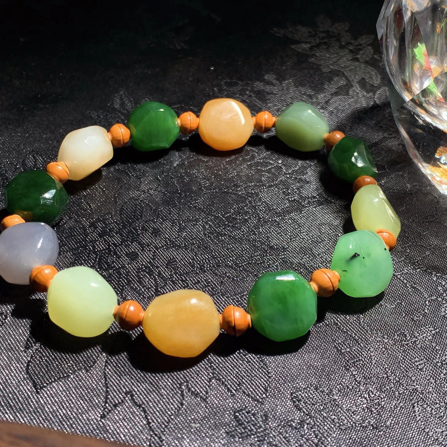 新疆和田玉多宝手串 单颗尺寸8mm重18.7克。玉质细腻油润。手推出油。品相大气 lt260119