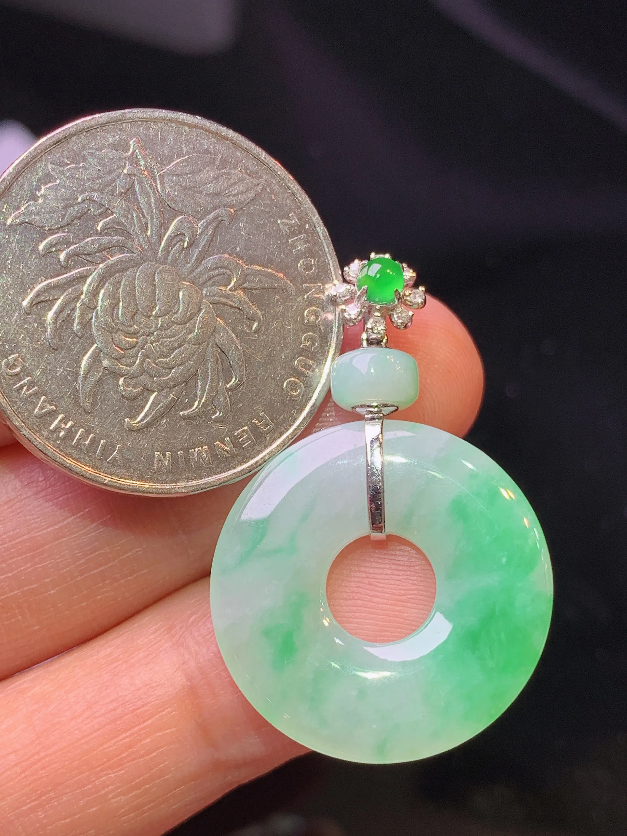 18k金钻镶嵌吊坠 玉质细腻 色泽清新艳丽 整体尺寸33*21.7*3.3