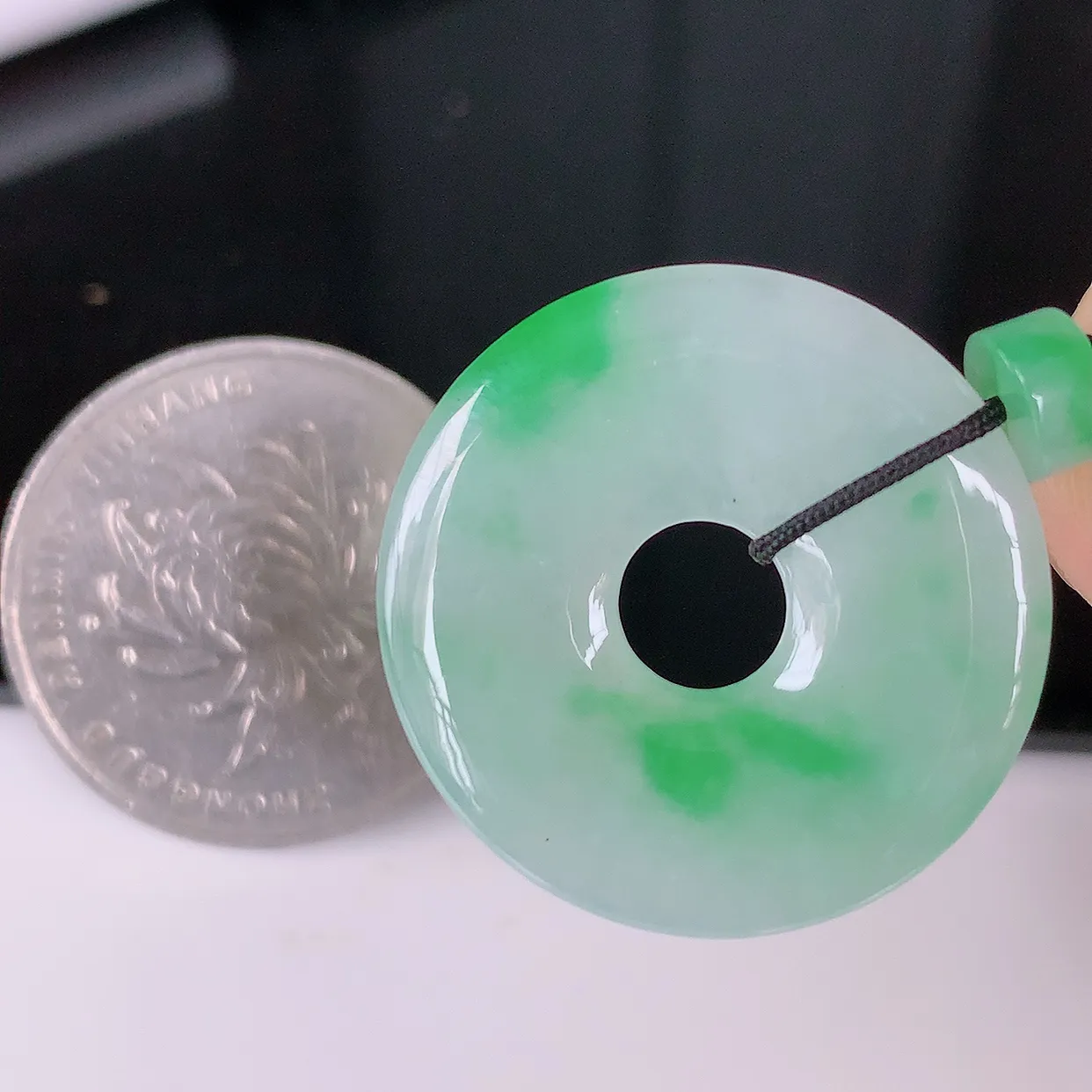 自然光实拍，冰飘绿翡翠平安扣吊坠，冰透，灵动飘逸，寓意平平安安，平安扣佩戴端庄漂亮！#41.19