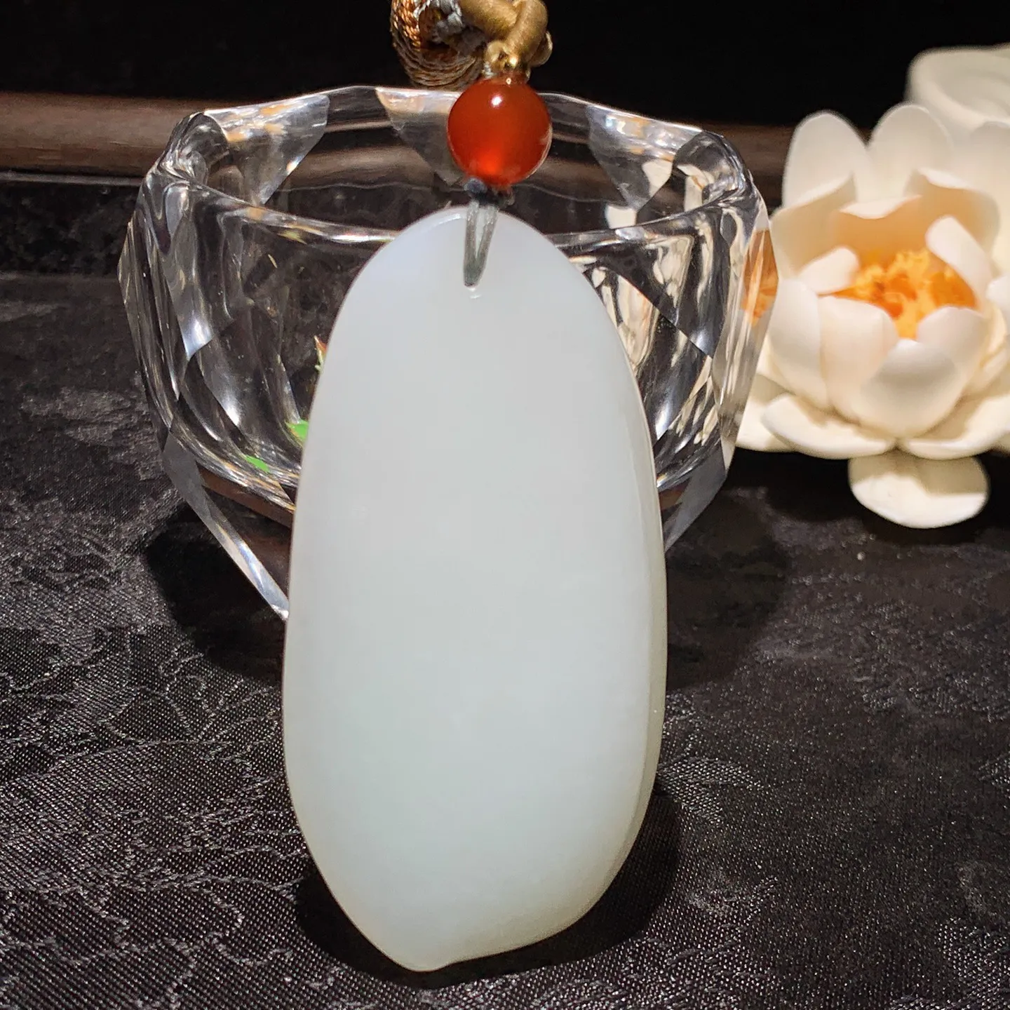 和田玉白玉随型挂件。尺寸58/30/12mm重41.5克。玉质细腻油润。手推出油。品相大气 lt260119