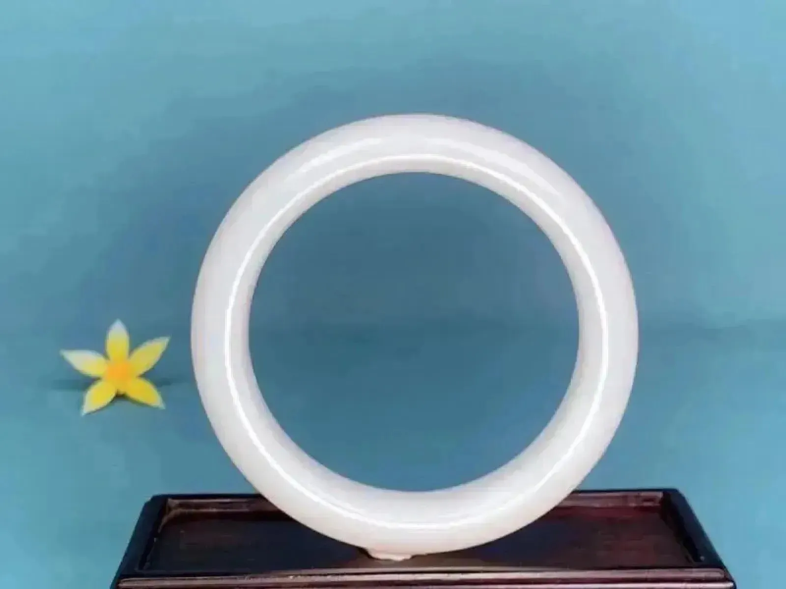 52.8和田玉白玉手镯，精品羊脂白，玉质细腻油润，手推出油，品质好，规格52.8/12.7