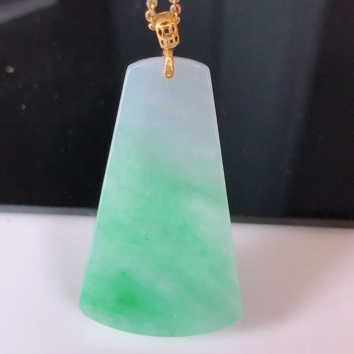 18K金镶嵌冰润飘绿翡翠无事牌吊坠，平安无事牌，平平安安，无事牌翠色灵动，佩戴平安时尚！#41.19