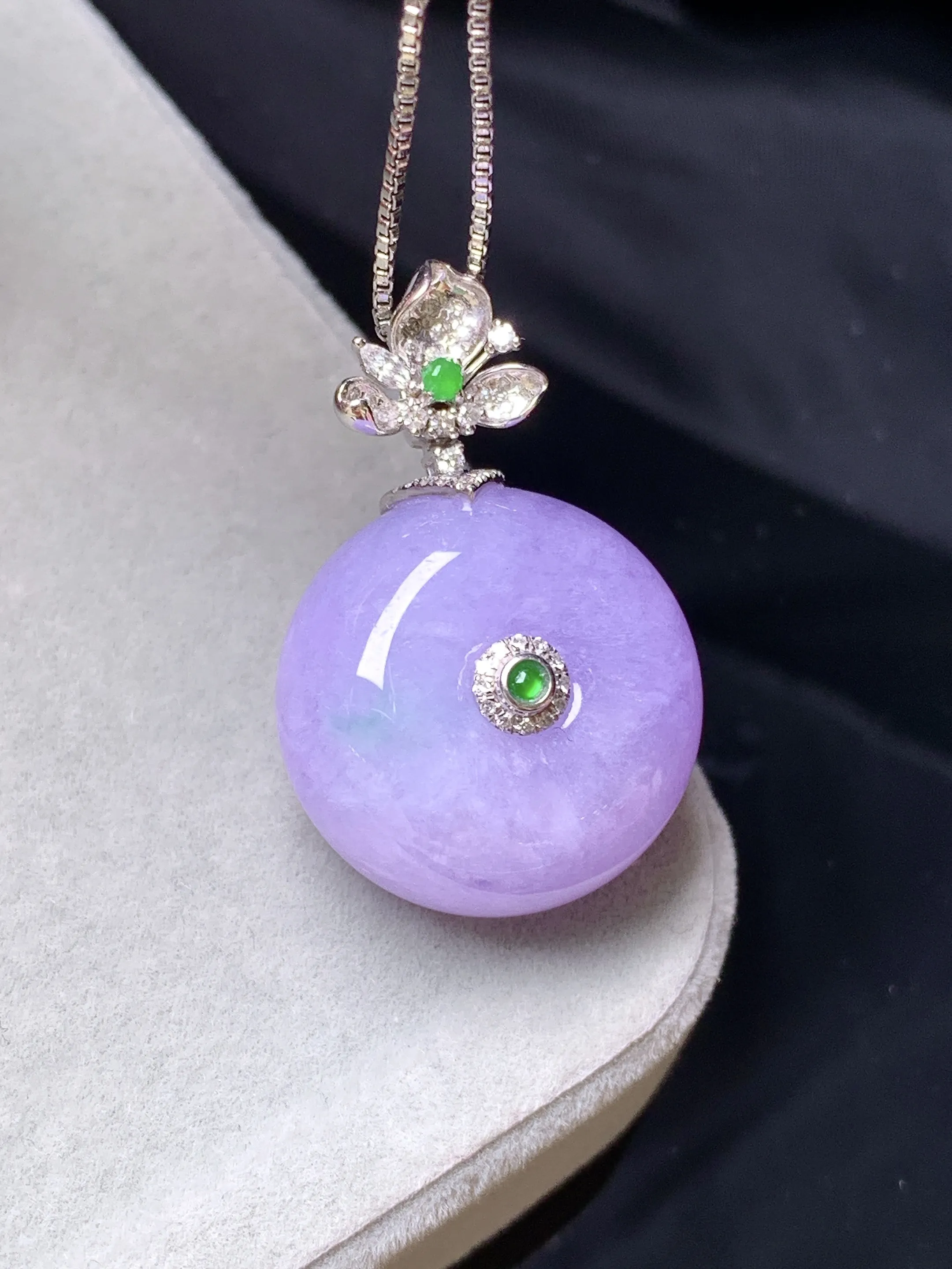 18k金钻镶嵌紫罗兰平安扣吊坠 玉质细腻 色泽清新艳丽 整体尺寸29.5*19.3*11.3