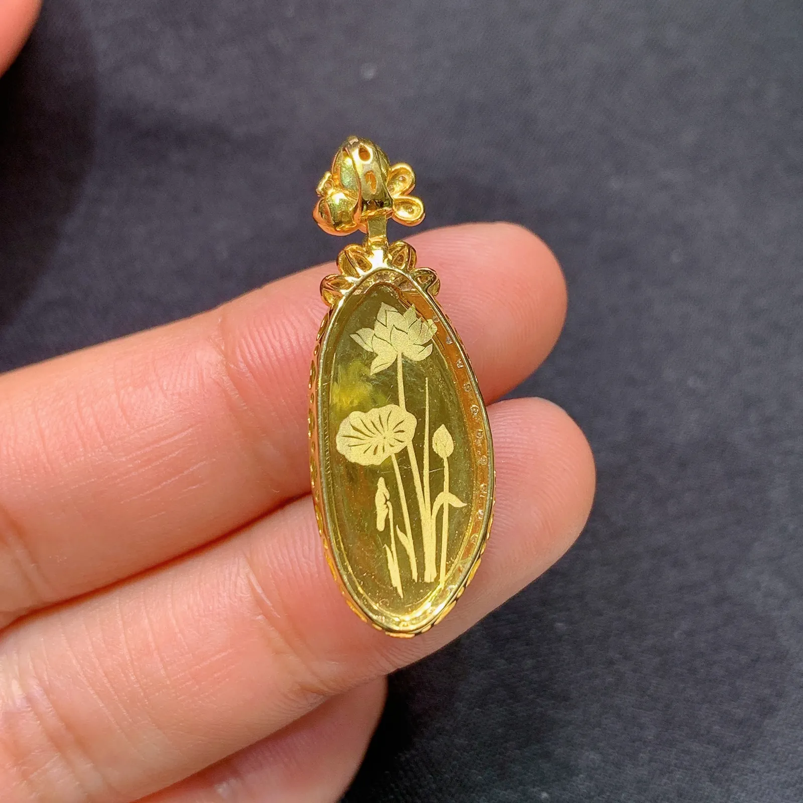 阳绿福瓜吊坠，18k金镶嵌，冰润色阳，玉质细腻，种水足，Fuy 尺寸32.1*11.5*7.1