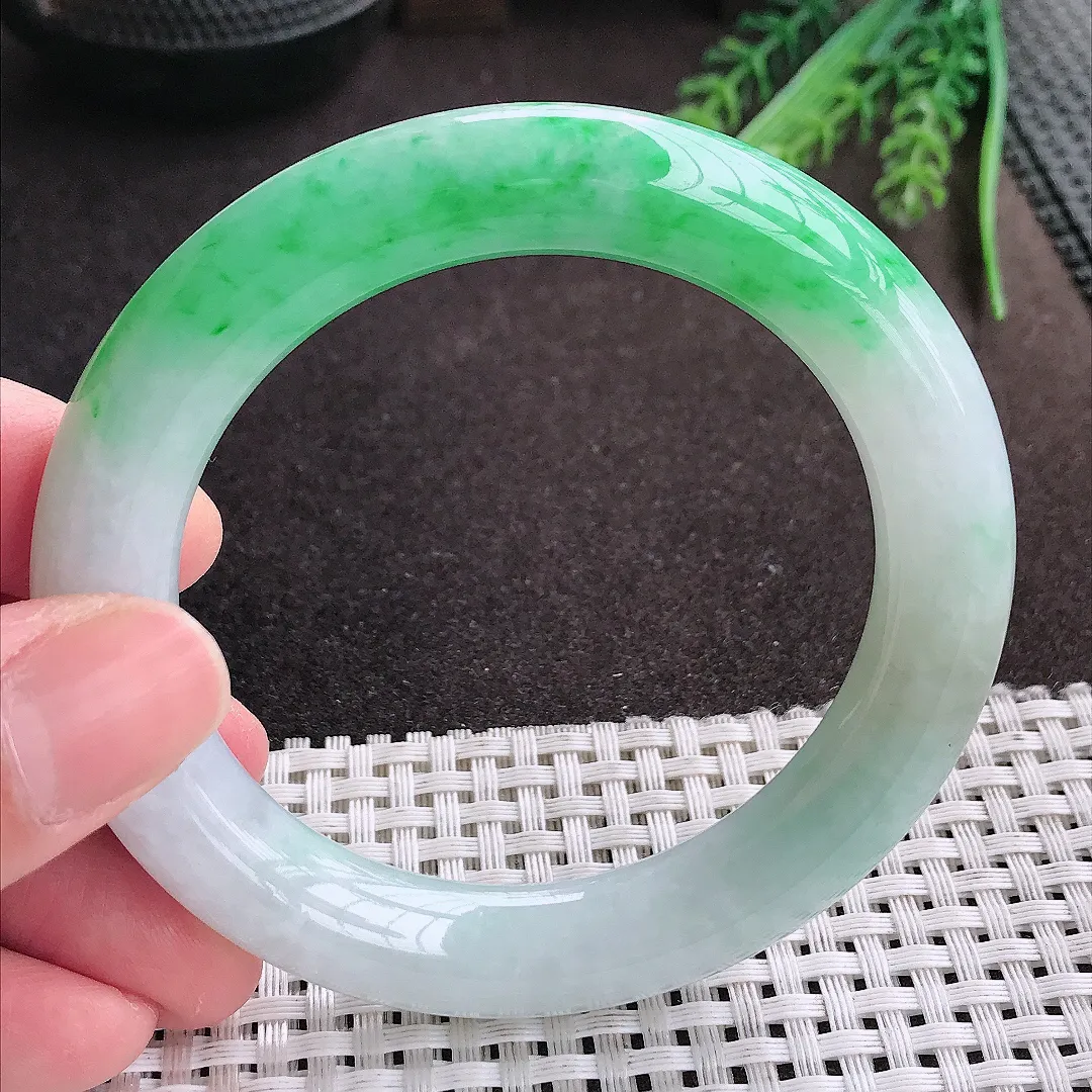 实拍A货翡翠56.5/11.3/11老坑精美飘阳绿圆条手镯翡翠玉镯女款