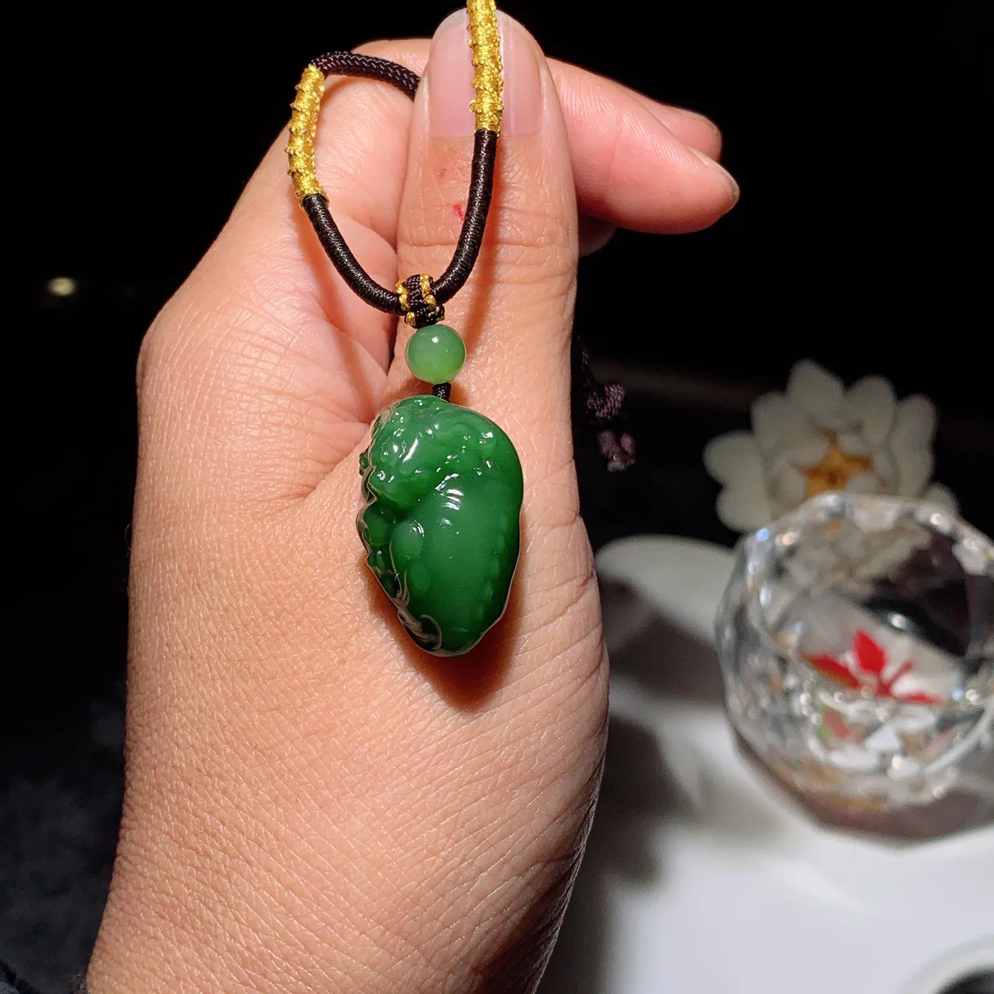 和田玉阳绿俄罗斯碧玉招财进宝貔貅挂件。尺寸25/16/12mm重9.5克。玉质细腻油润。手推出油。品相大气 lt260119