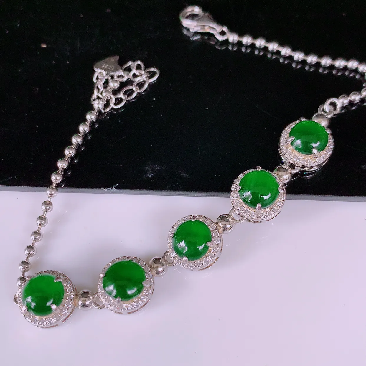 冰透满绿翡翠925银镶嵌手链，自然光实拍，翠色灵动，颜色漂亮，种老水足，品相佳，佩戴佳品！#97.19取一整体8.6*8.2*5.8裸石6*6.2